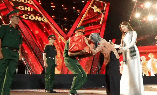 Concert Tổ quốc trong tim 2026: Hòa Minzy lấy nước mắt của hàng nghìn khán giả - Ảnh 7.
