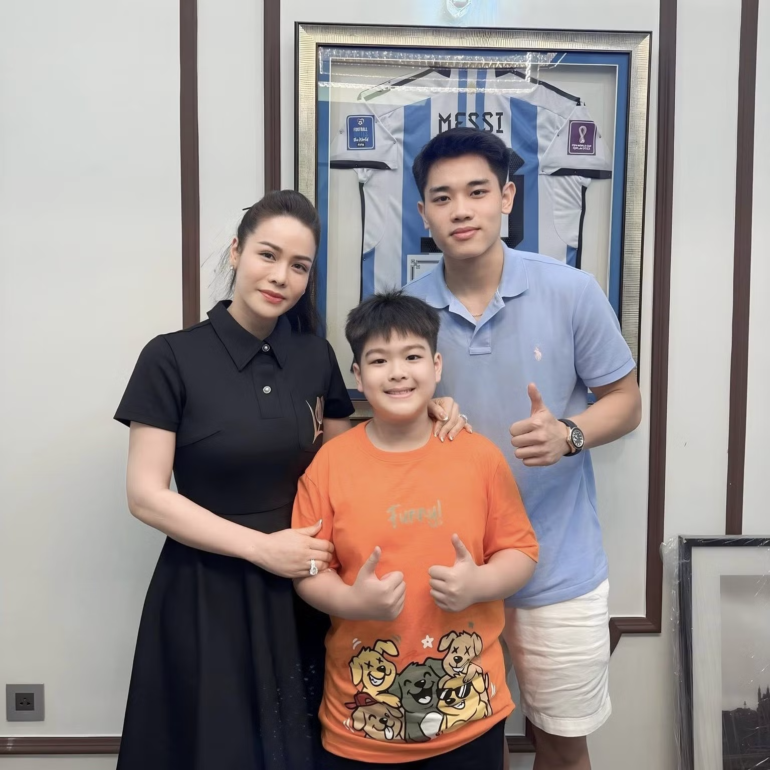Cầu thủ Đình Bắc chung khung hình với Nhật Kim Anh gây sốt MXH - Ảnh 2.