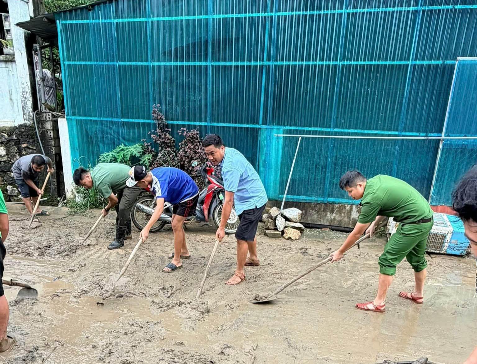 Mường Lát hoãn tựu trường vì mưa lũ, nhiều địa bàn bị chia cắt, cô lập- Ảnh 3.