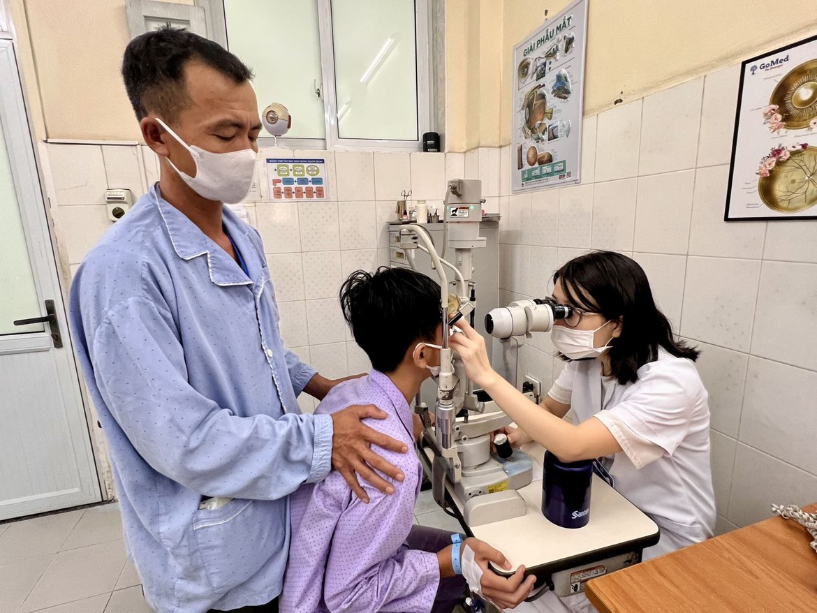 Đi câu cá, bé trai 13 tuổi bị chấn thương mắt nghiêm trọng - Ảnh 1.