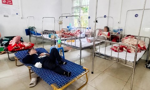 H&agrave;ng chục người nhập viện sau khi ăn b&aacute;nh m&igrave; tại một cửa tiệm - Ảnh 1.
