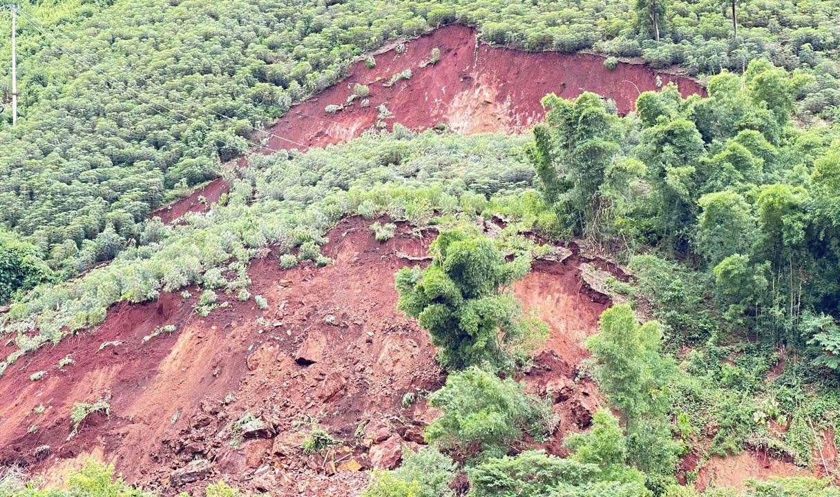 Sạt lở hơn 300.000m3 đất đá, vùi lấp tuyến đường vùng biên- Ảnh 3.