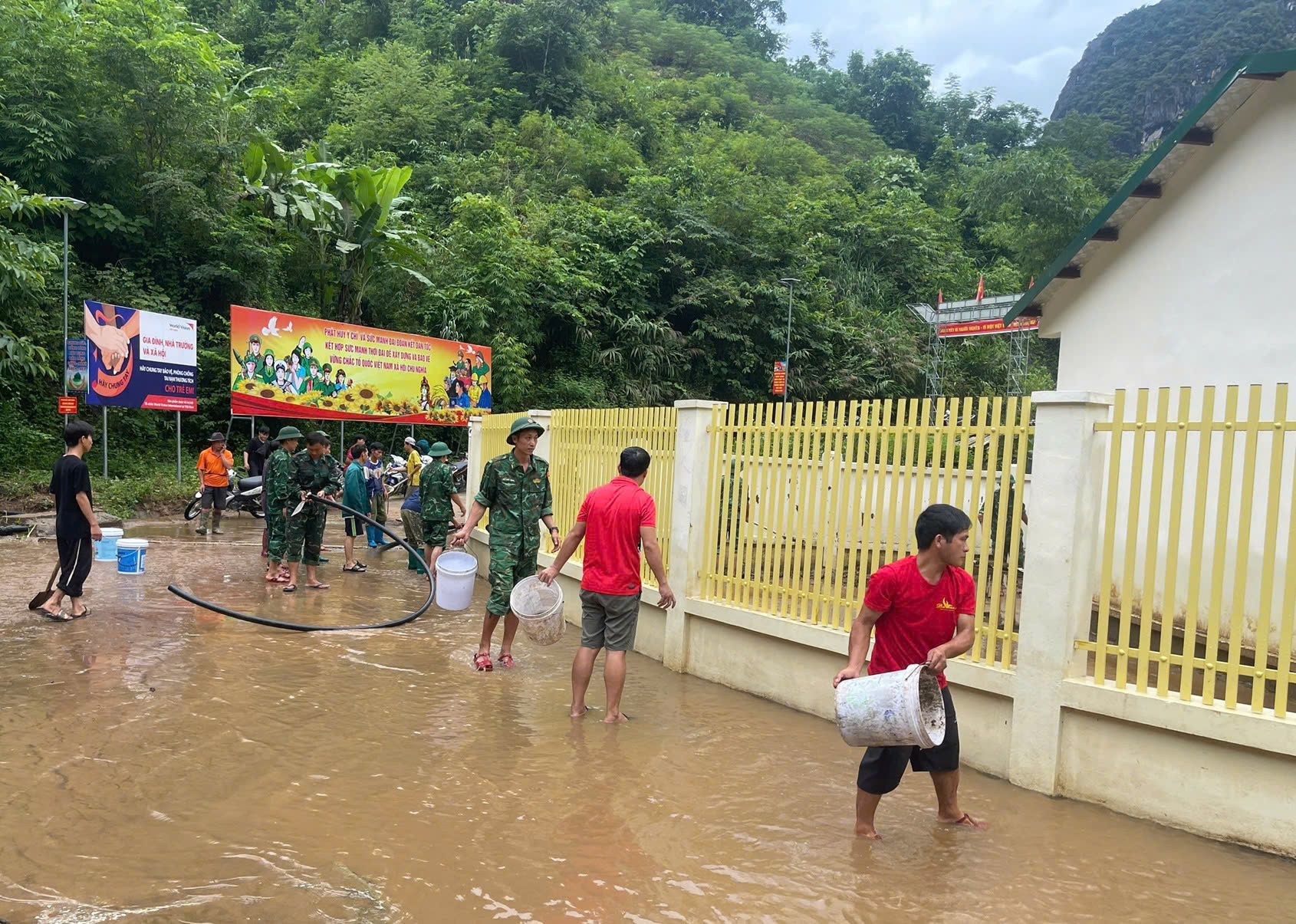 Sạt lở hơn 300.000m3 đất đá, vùi lấp tuyến đường vùng biên- Ảnh 5.