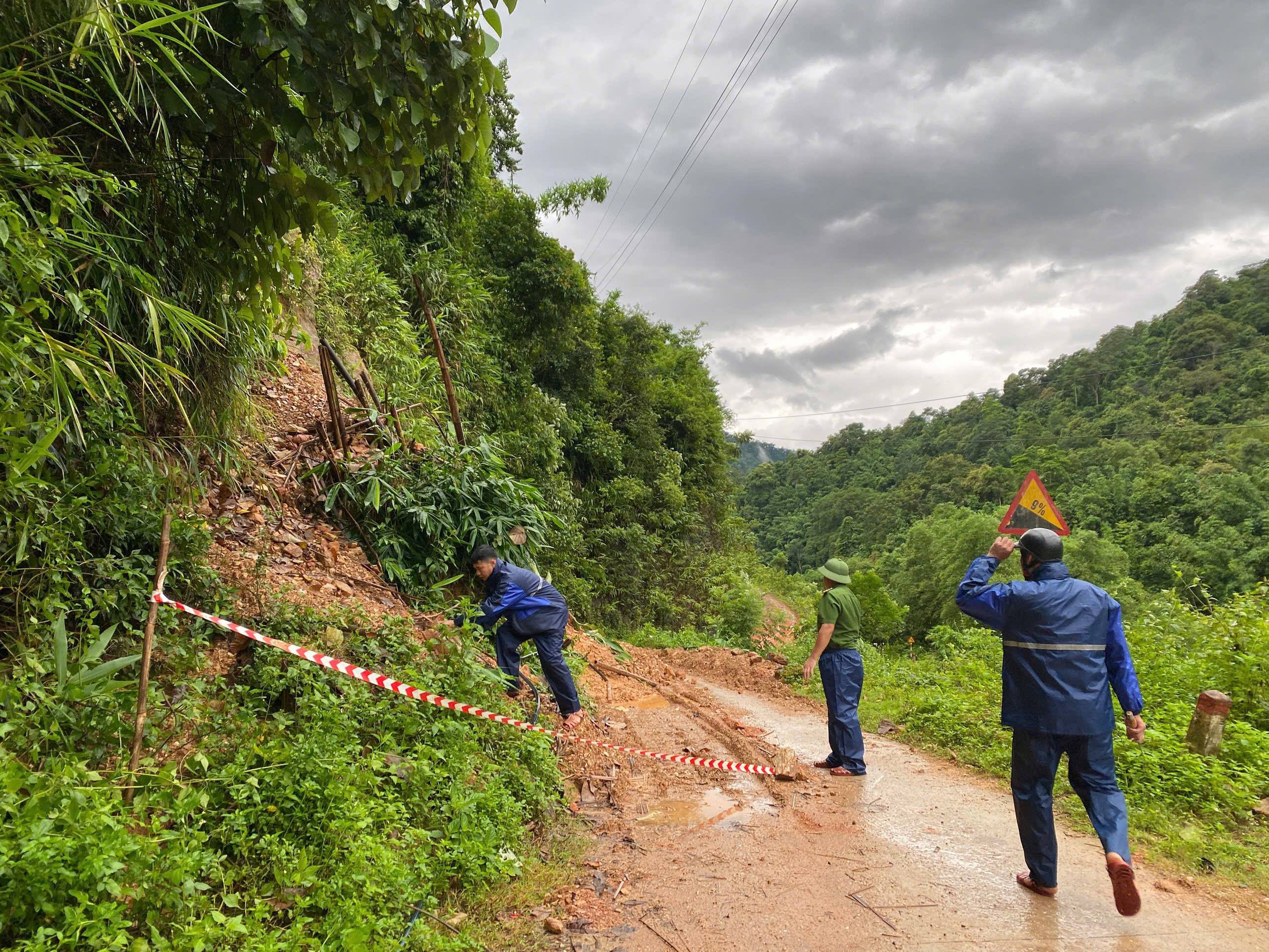 Sạt lở hơn 300.000m3 đất đá, vùi lấp tuyến đường vùng biên- Ảnh 7.