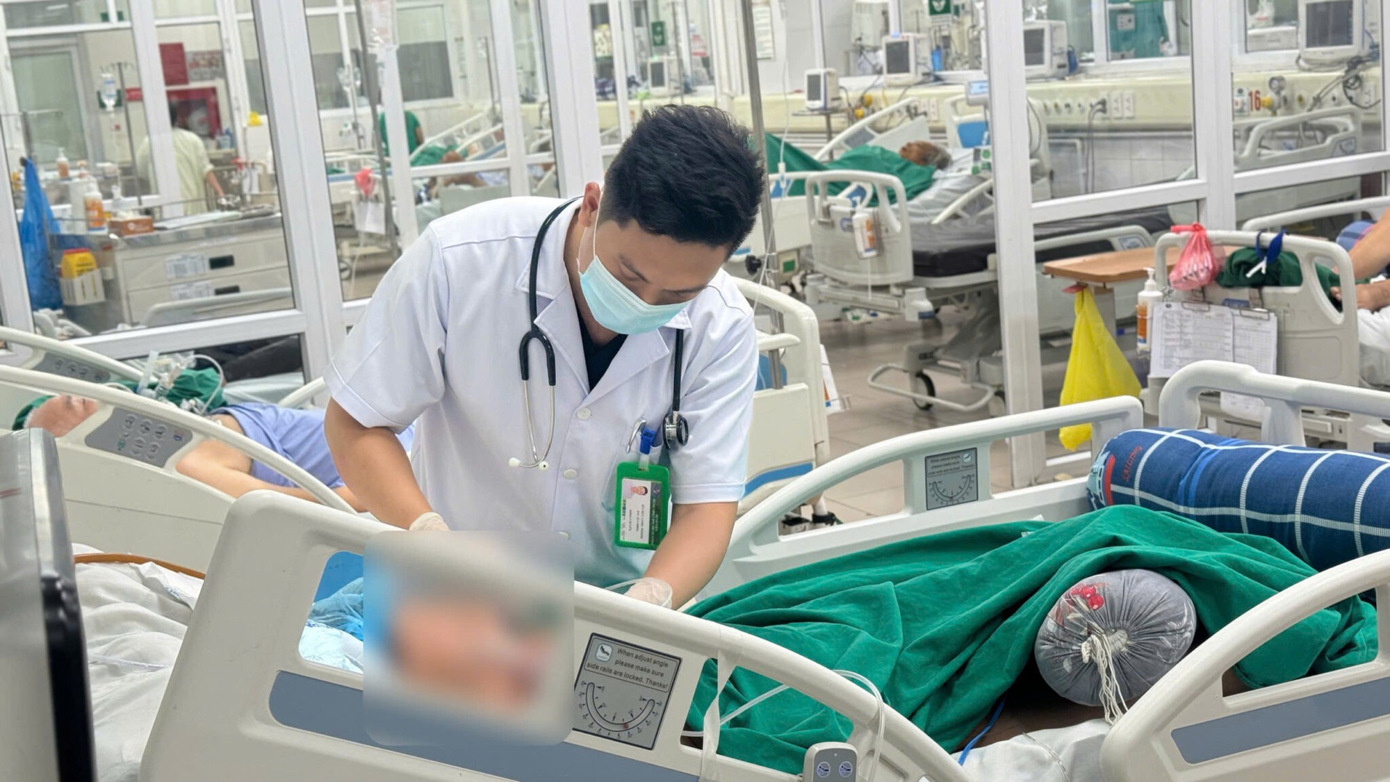 Người đàn ông 54 tuổi đột ngột mất ý thức sau sốt cao, đau đầu - Ảnh 1.