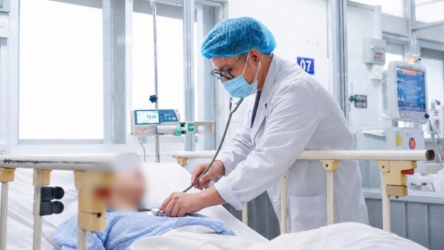 Sản phụ 23 tuổi nguy kịch vì mắc sốt xuất huyết, băng huyết và suy gan cấp - Ảnh 1.