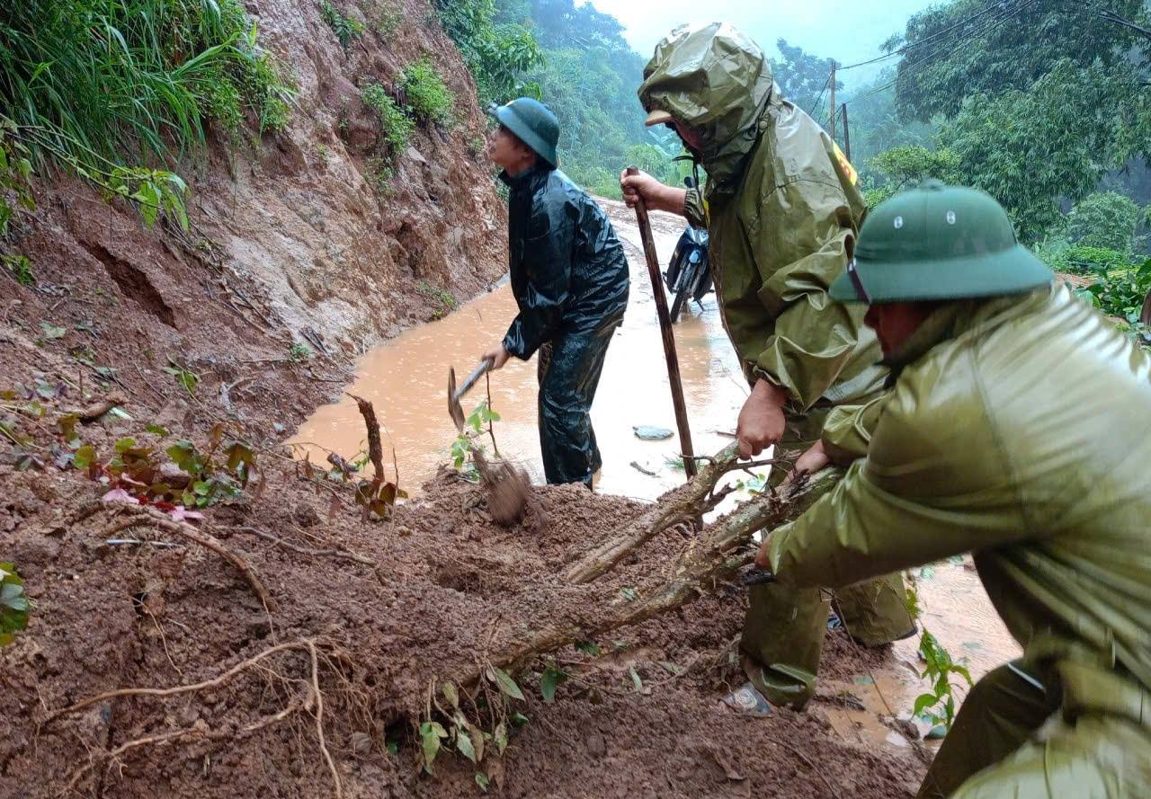 Sạt lở hơn 300.000m3 đất đá, vùi lấp tuyến đường vùng biên- Ảnh 6.