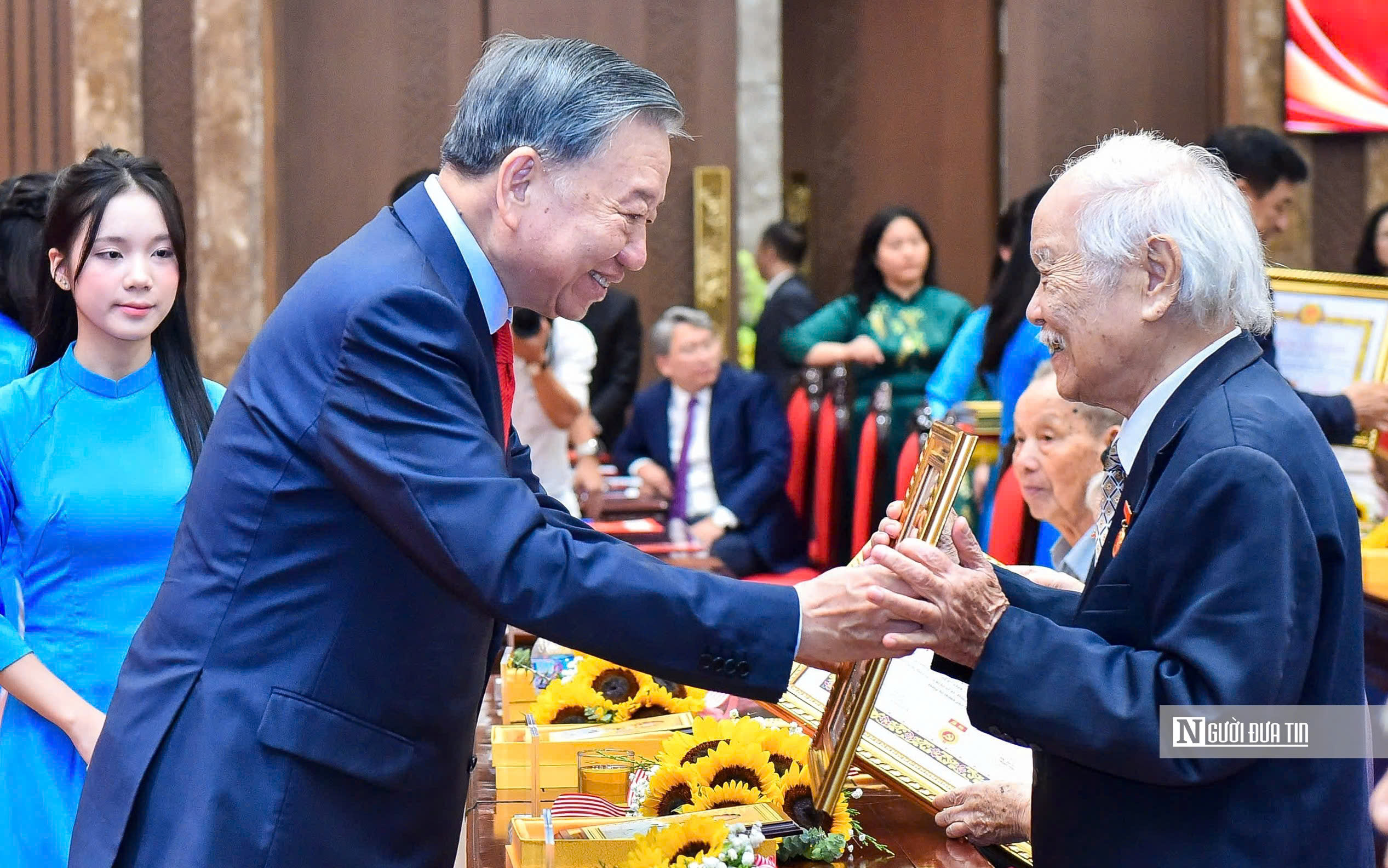 Tổng Bí thư, Chủ tịch nước Tô Lâm trao Huy hiệu Đảng tặng các đảng viên lão thành - Ảnh 1.