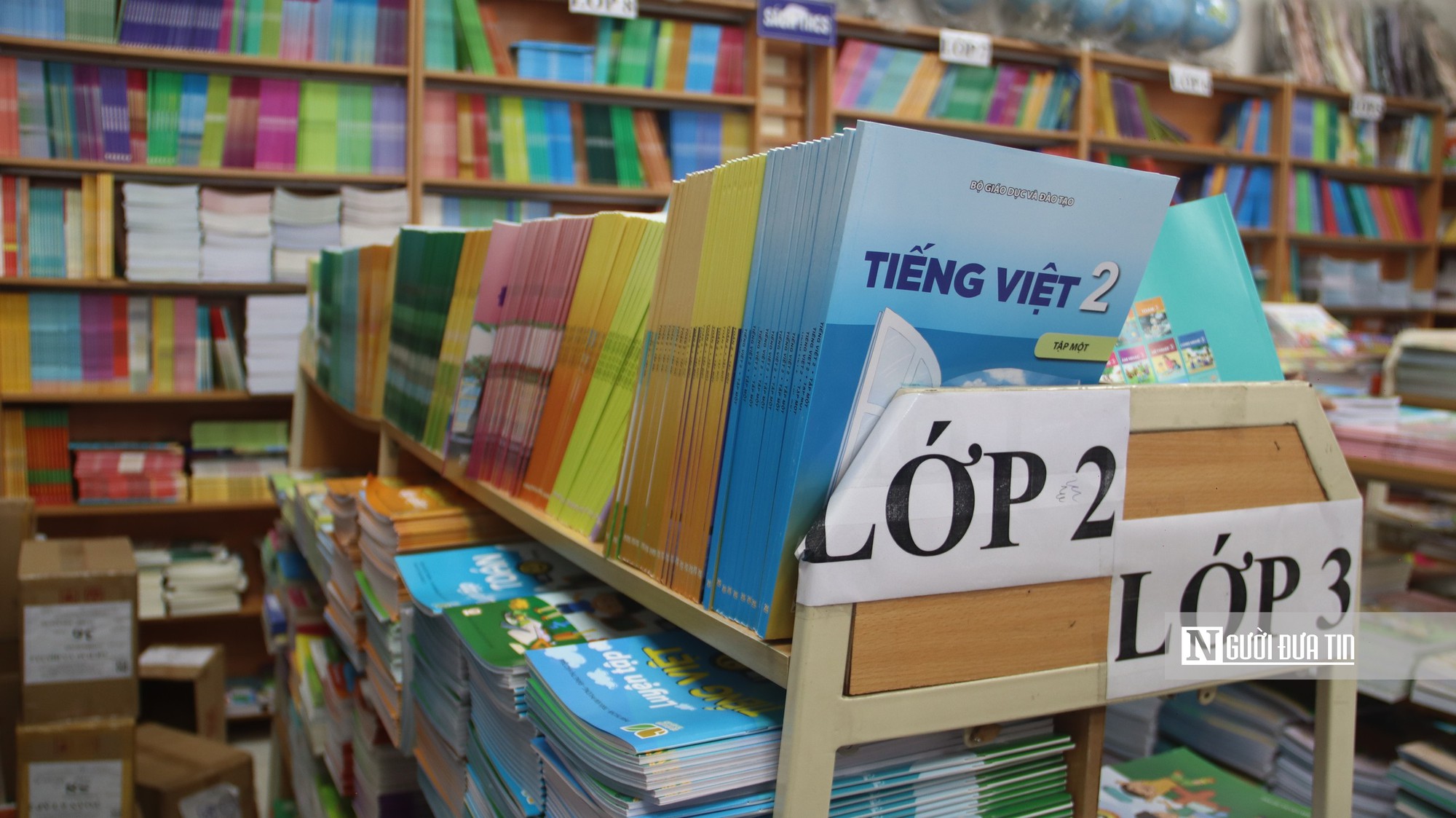 NXBGDVN khẳng định bảo đảm đủ sách giáo khoa, lý giải tình trạng "sốt sách" cục bộ - Ảnh 1.