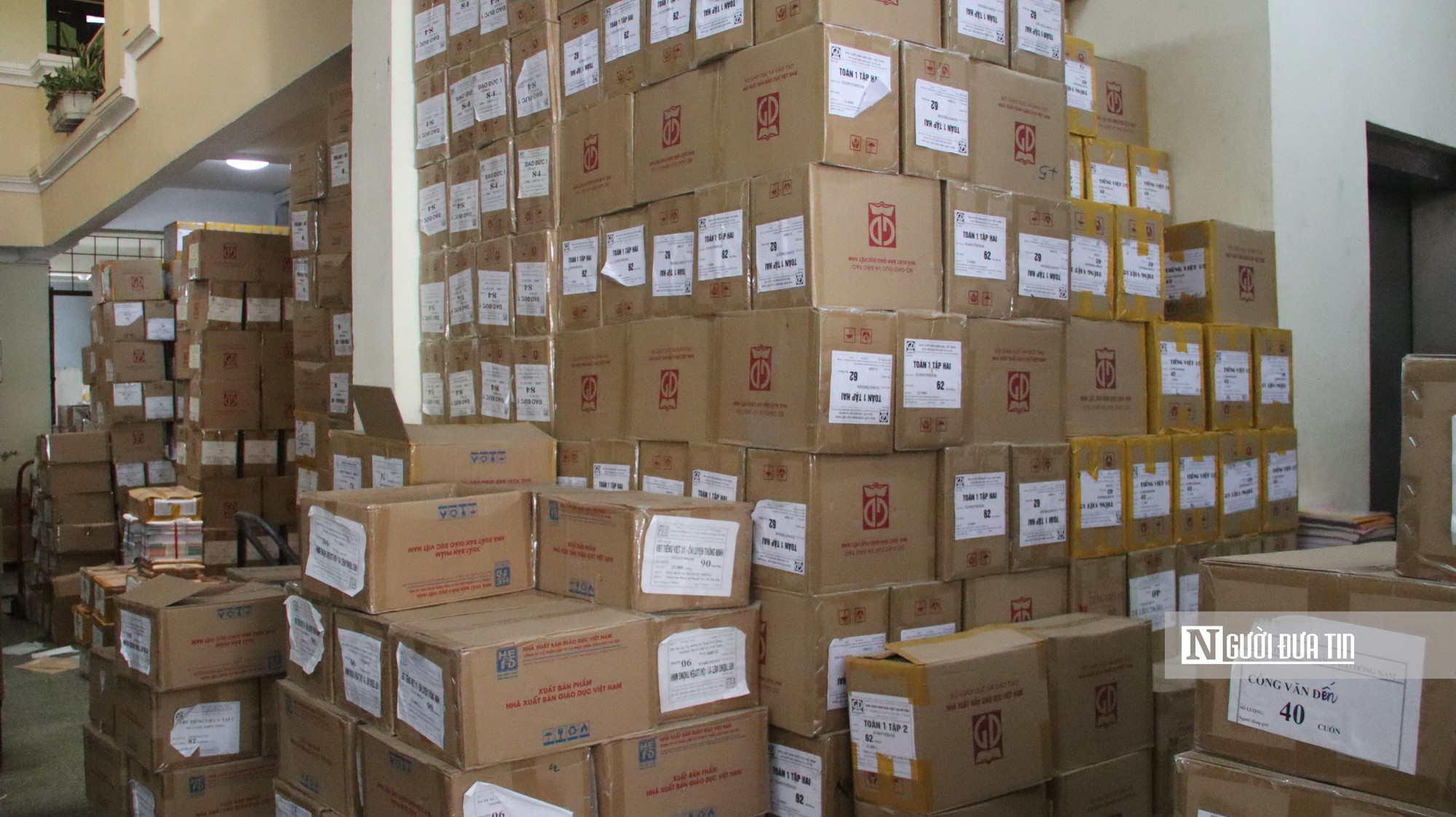 NXBGDVN khẳng định bảo đảm đủ sách giáo khoa, lý giải tình trạng "sốt sách" cục bộ - Ảnh 2.