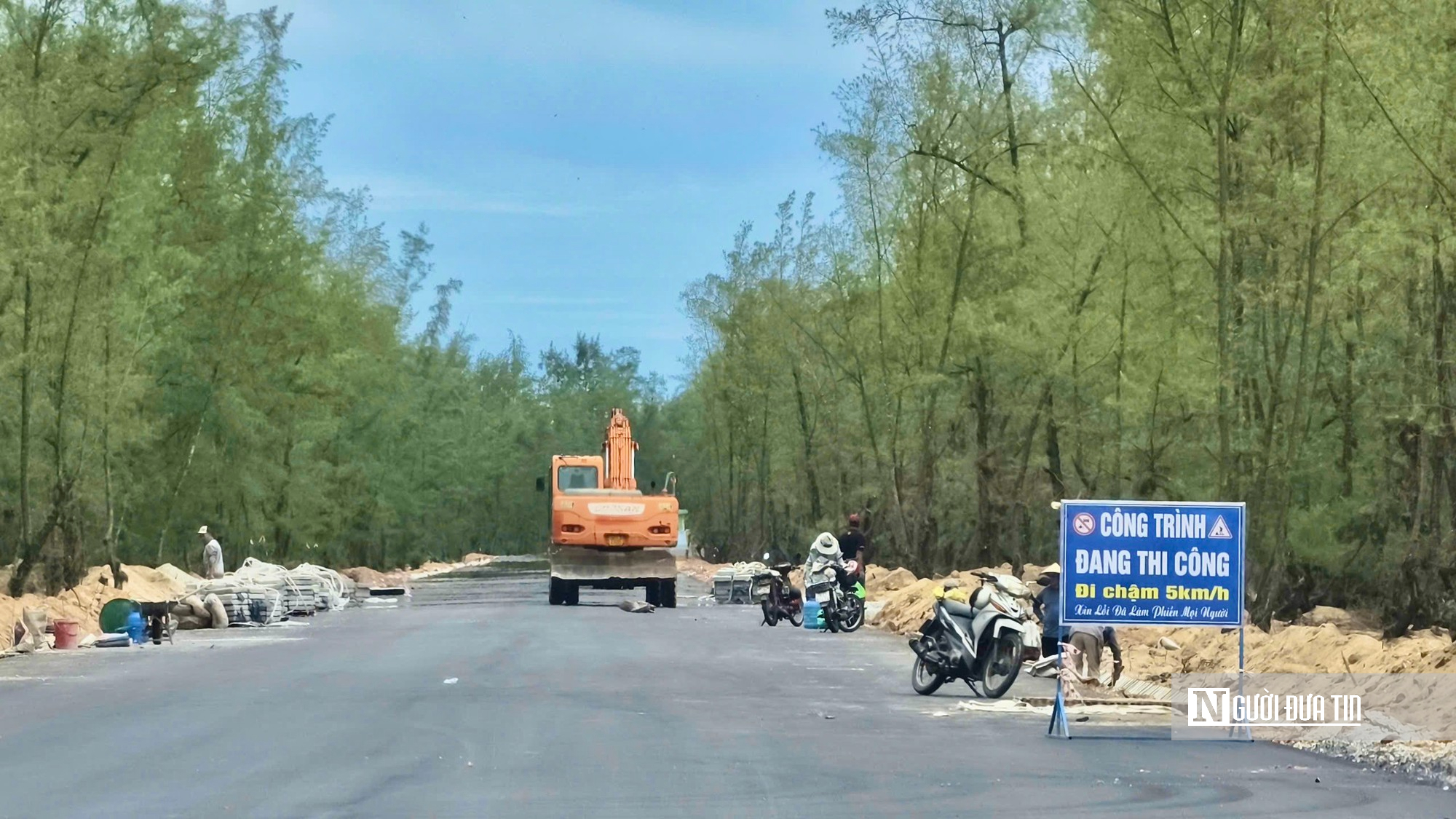 Quảng Ngãi: Đường ven biển chưa hoàn thiện, người dân ồ ạt lưu thông- Ảnh 2.