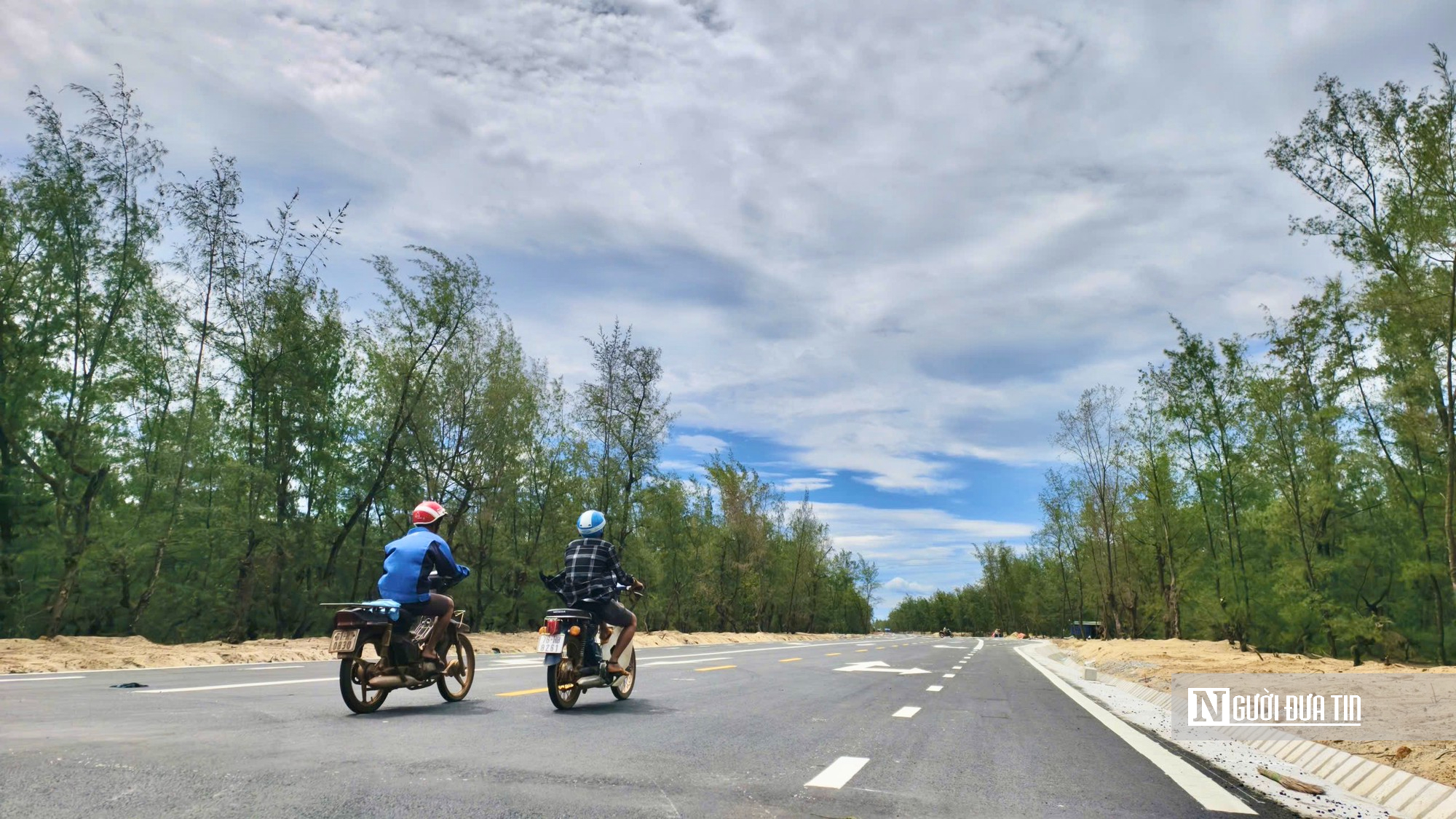 Quảng Ngãi: Đường ven biển chưa hoàn thiện, người dân ồ ạt lưu thông- Ảnh 3.
