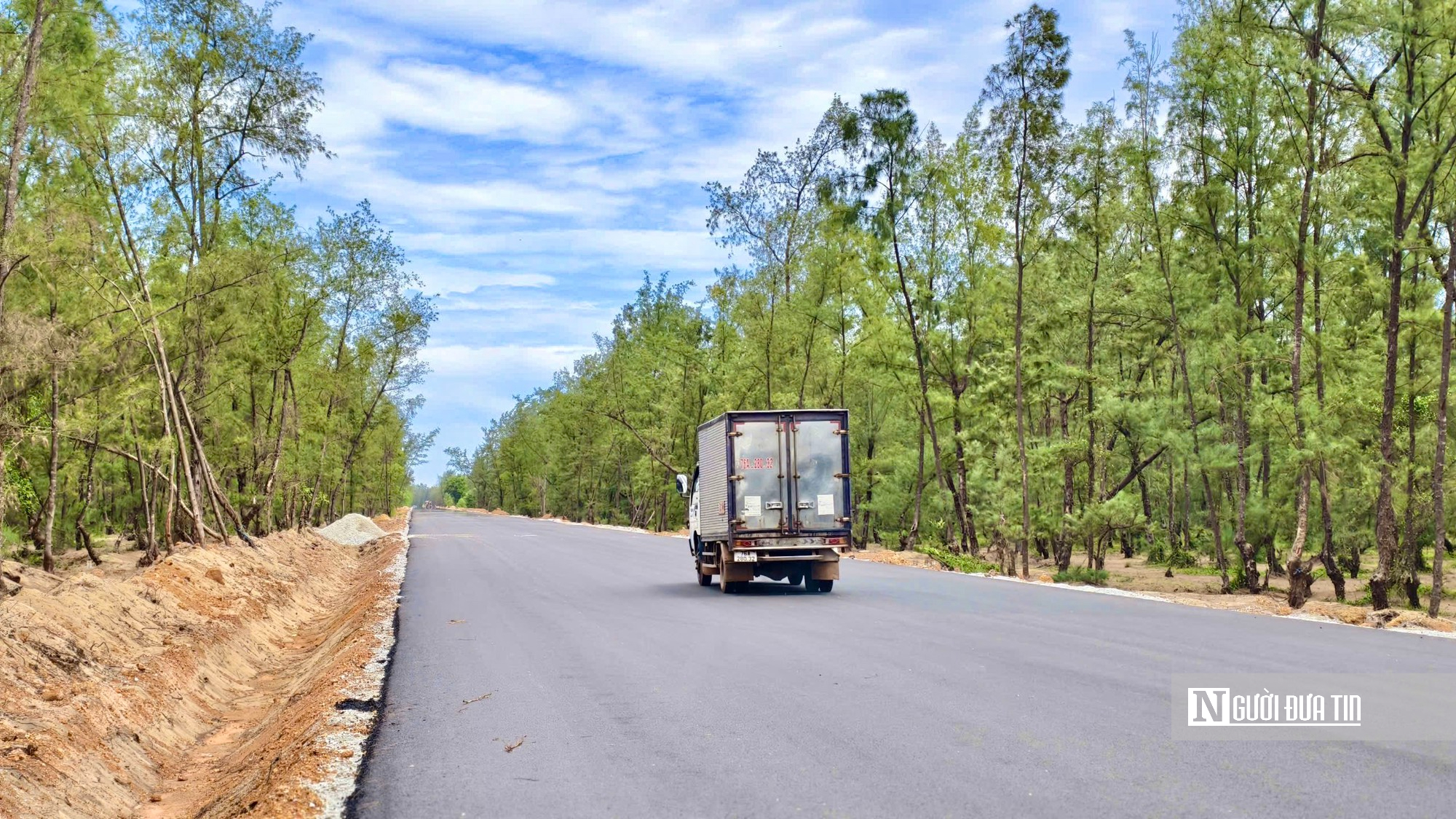 Quảng Ngãi: Đường ven biển chưa hoàn thiện, người dân ồ ạt lưu thông- Ảnh 4.