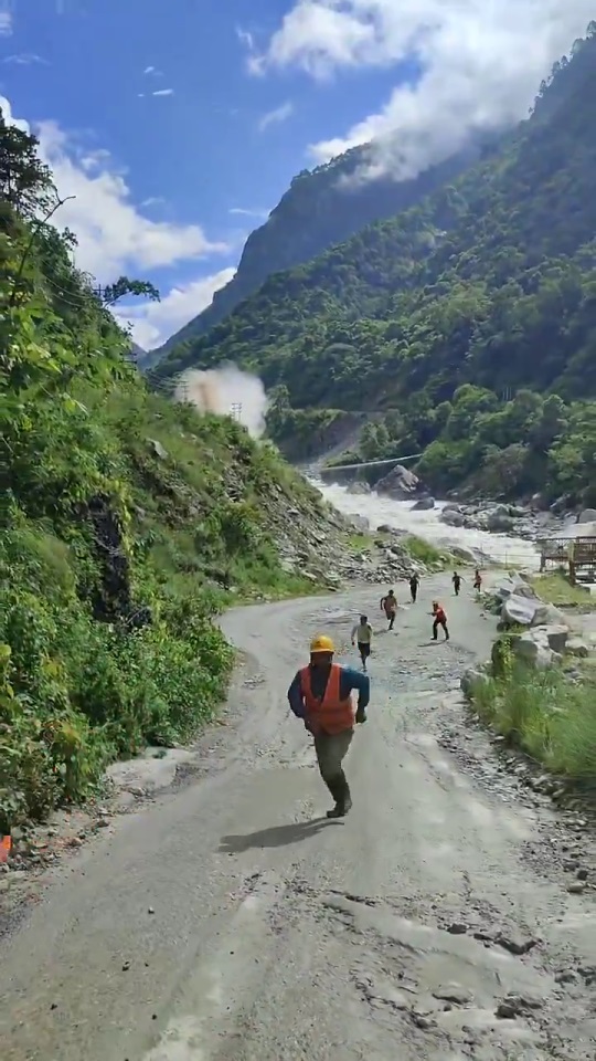 Lũ quét ập xuống công trường, nhóm công nhân bỏ chạy thoát thân- Ảnh 1.