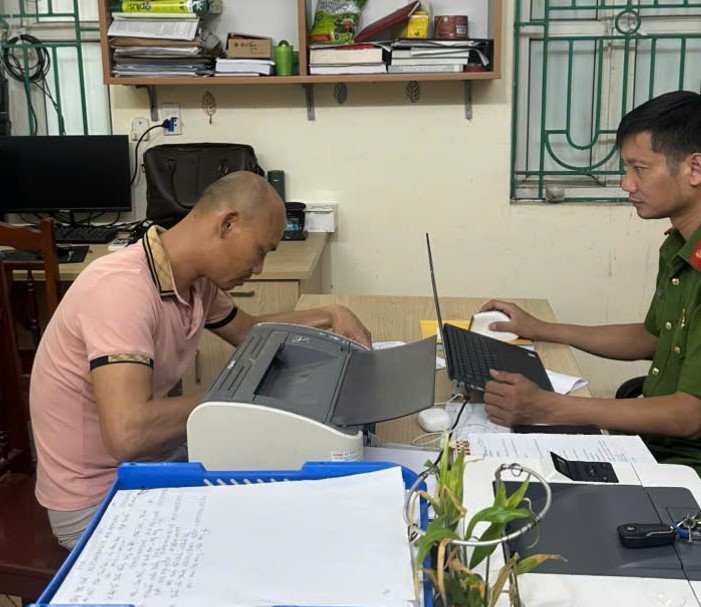 Tạm giam người đàn ông dâm ô 2 bé gái ở Hưng Yên- Ảnh 1.