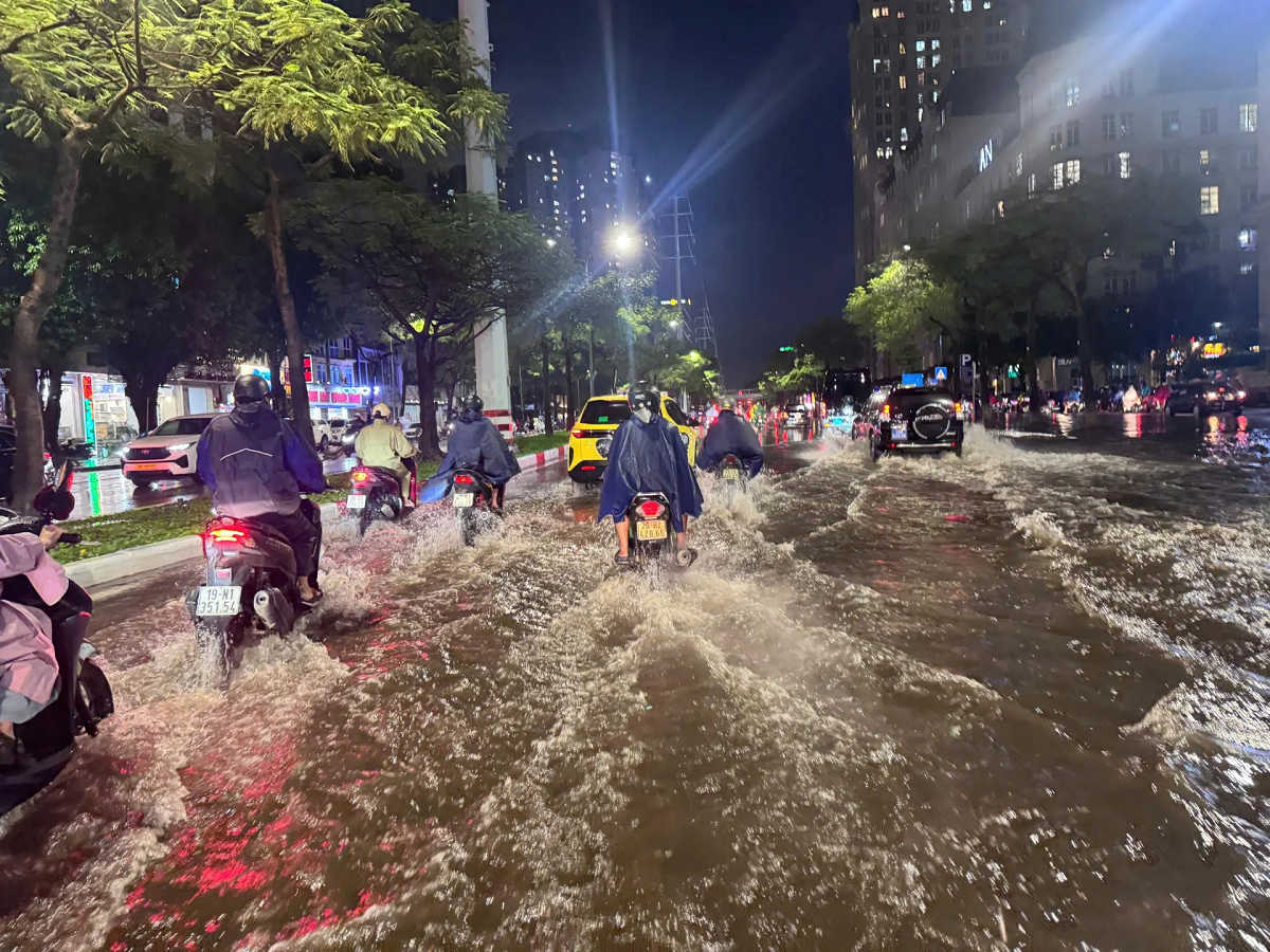 Hà Nội mưa to 