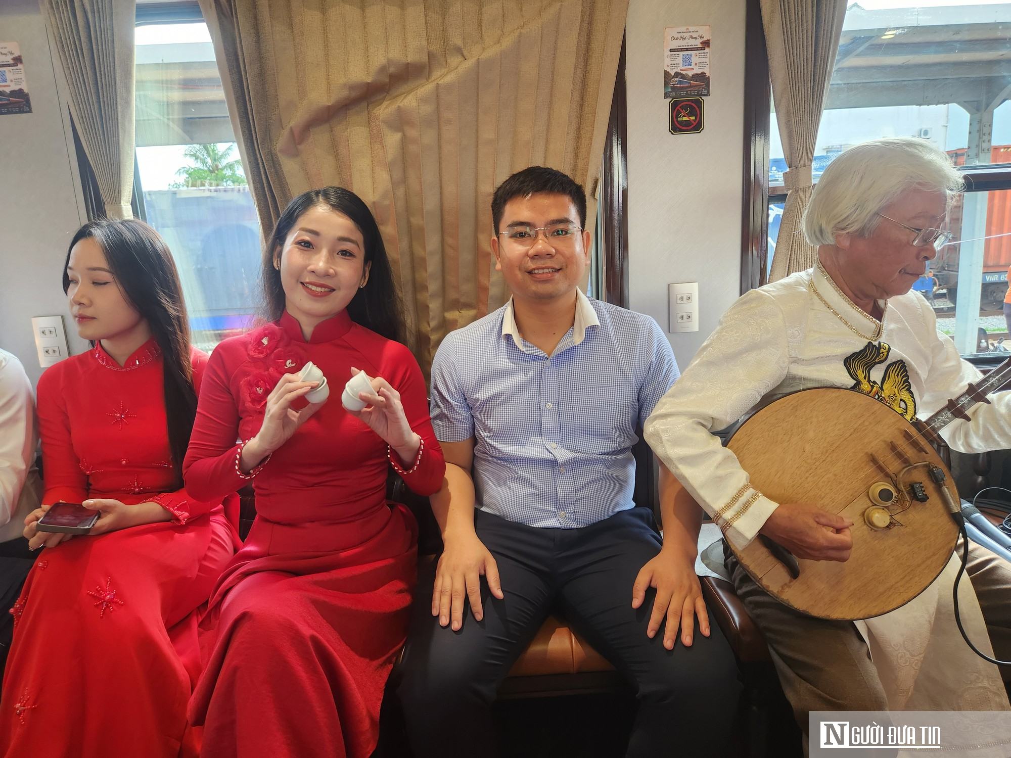 Du khách thích thú trải nghiệm trên đoàn tàu Hành trình di sản thế giới- Ảnh 4.