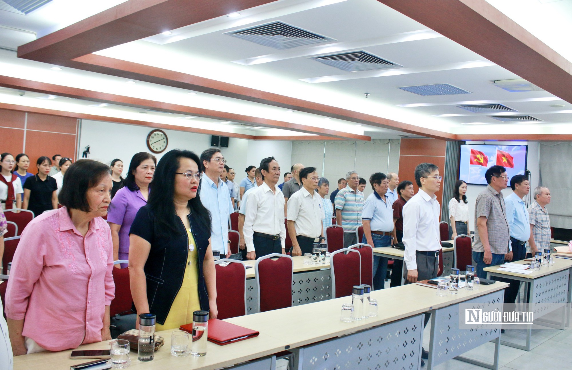 Trao Huy hiệu 35 năm tuổi Đảng cho 5 đảng viên Trung ương Hội Luật gia Việt Nam - Ảnh 1.