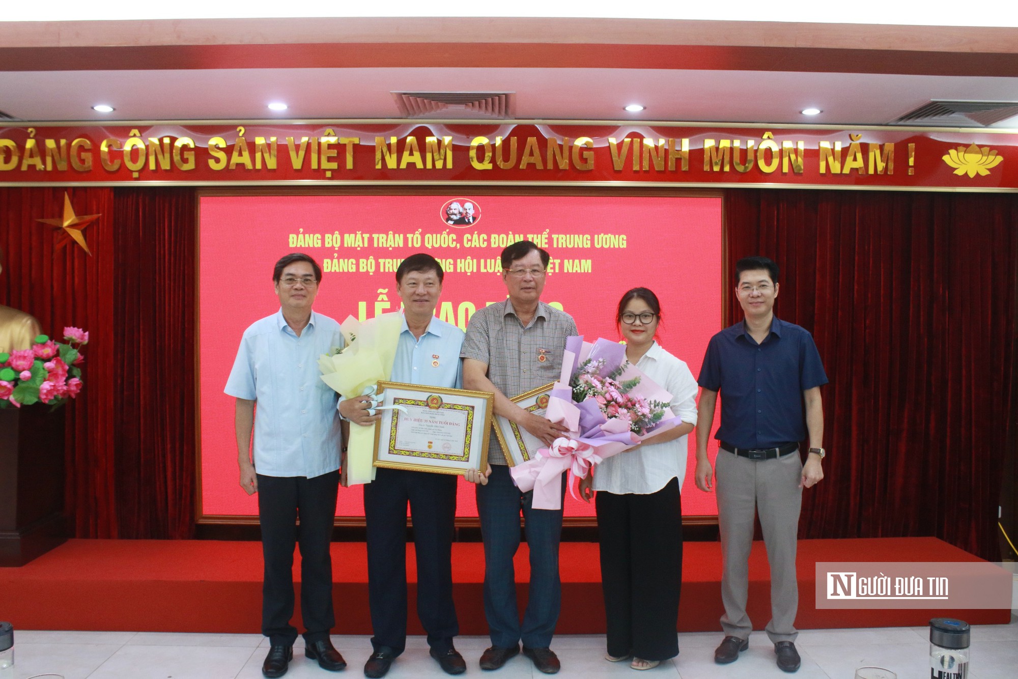 Trao Huy hiệu 35 năm tuổi Đảng cho 5 đảng viên Trung ương Hội Luật gia Việt Nam - Ảnh 4.