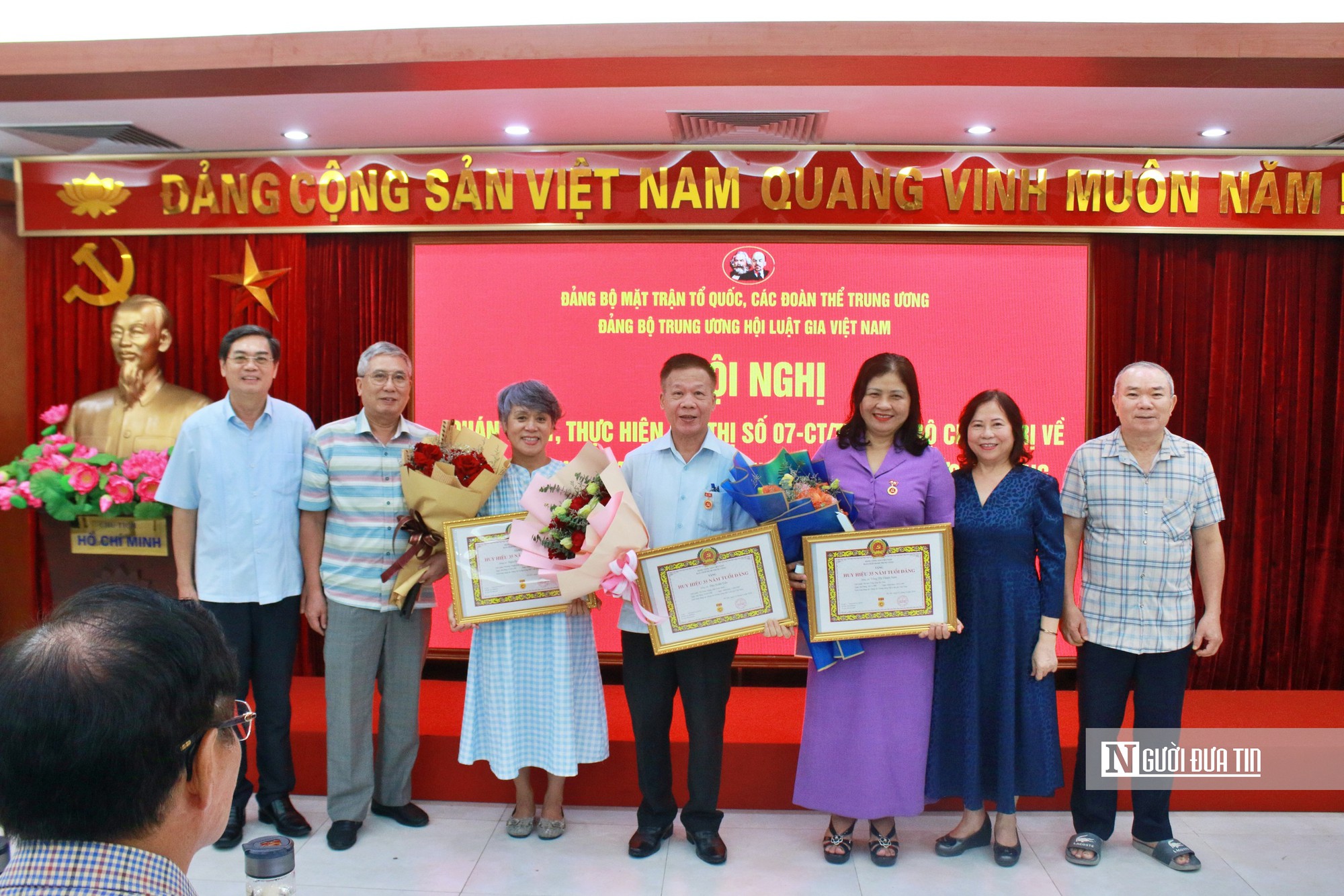 Trao Huy hiệu 35 năm tuổi Đảng cho 5 đảng viên Trung ương Hội Luật gia Việt Nam - Ảnh 5.