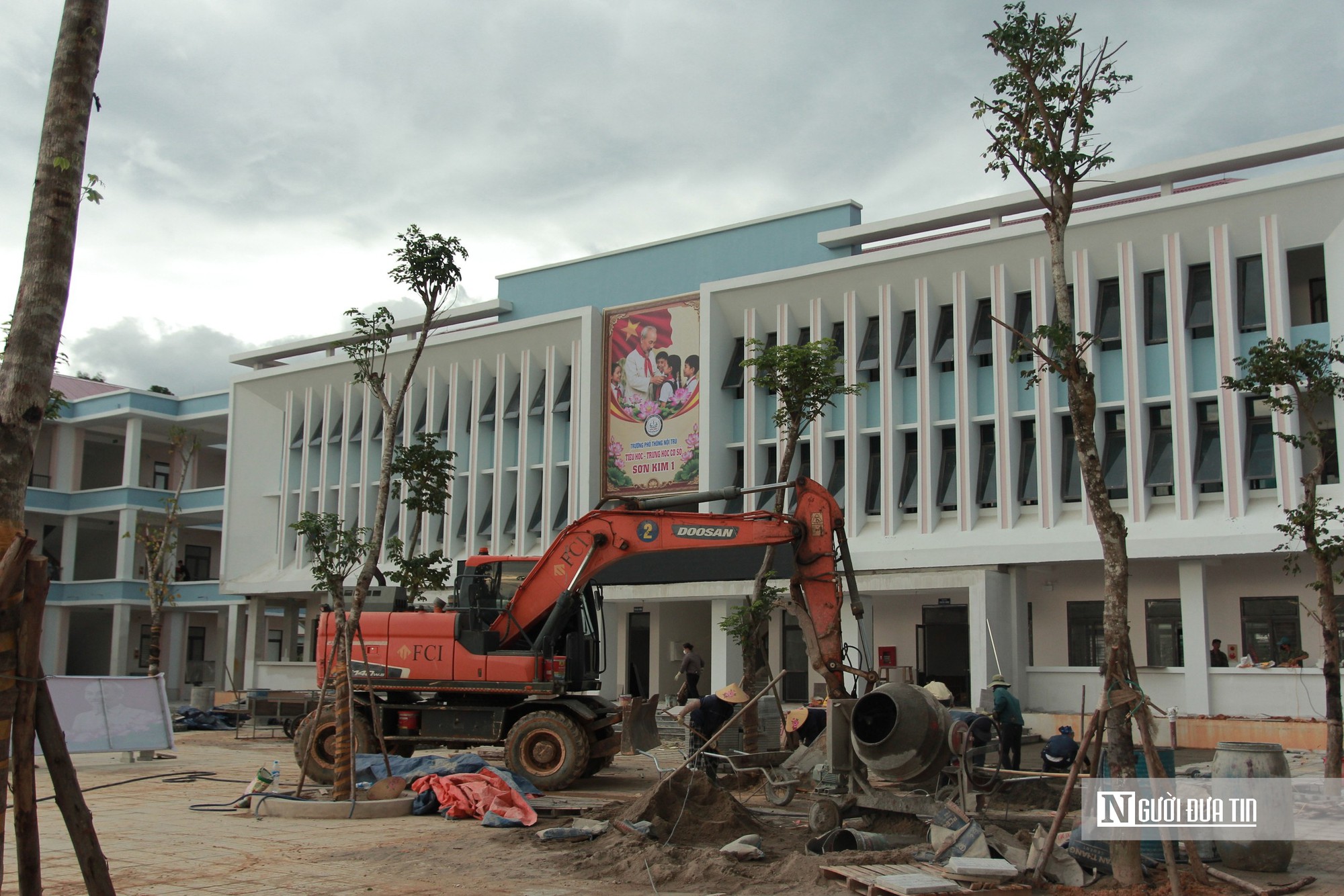 Tốc lực hoàn thành dự án trường nội trú liên cấp để sẵn sàng khai giảng - Ảnh 2.