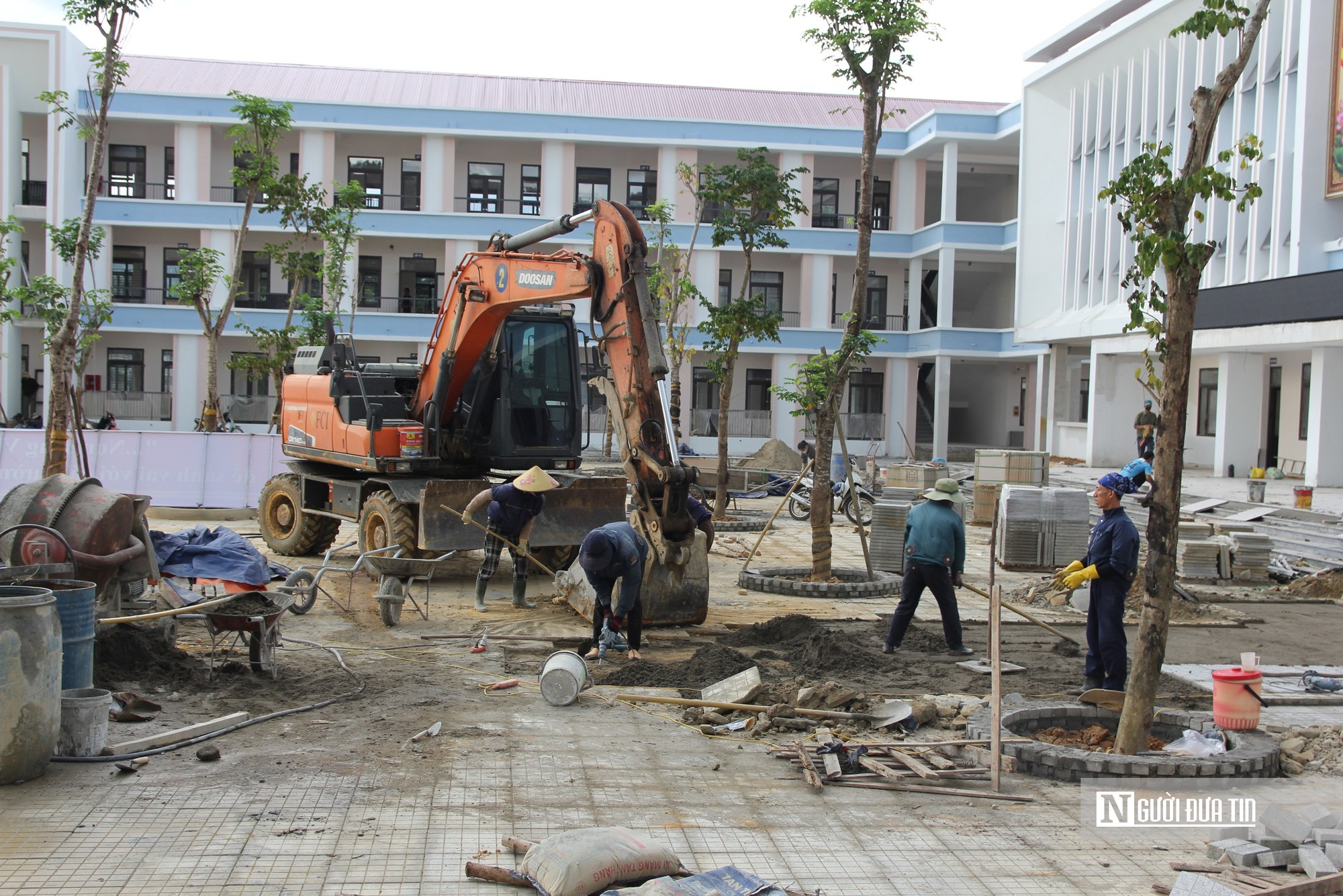 Tốc lực hoàn thành dự án trường nội trú liên cấp để sẵn sàng khai giảng - Ảnh 7.