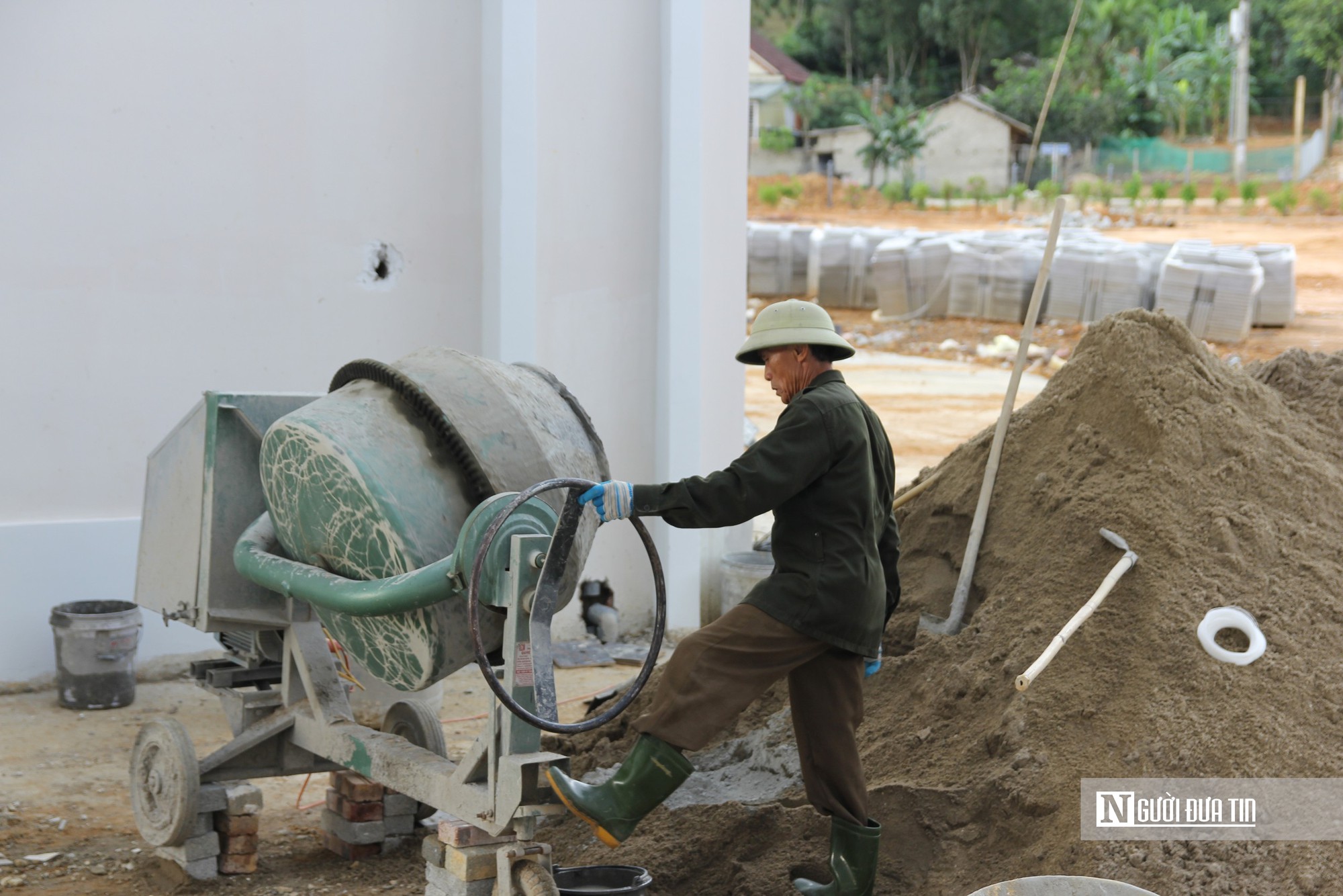 Tốc lực hoàn thành dự án trường nội trú liên cấp để sẵn sàng khai giảng - Ảnh 9.