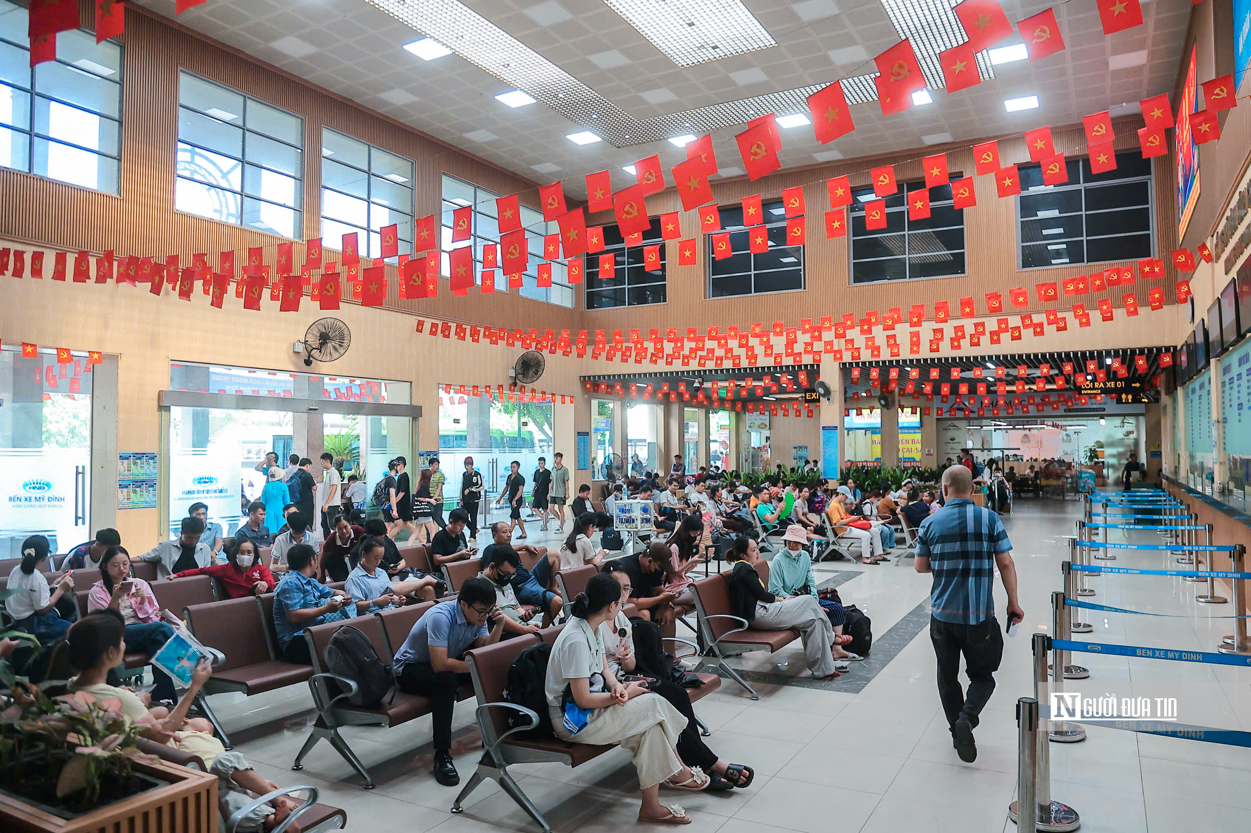 H&agrave; Nội: Người d&acirc;n đổ ra bến xe rời Thủ đ&ocirc; về qu&ecirc; nghỉ lễ- Ảnh 7.