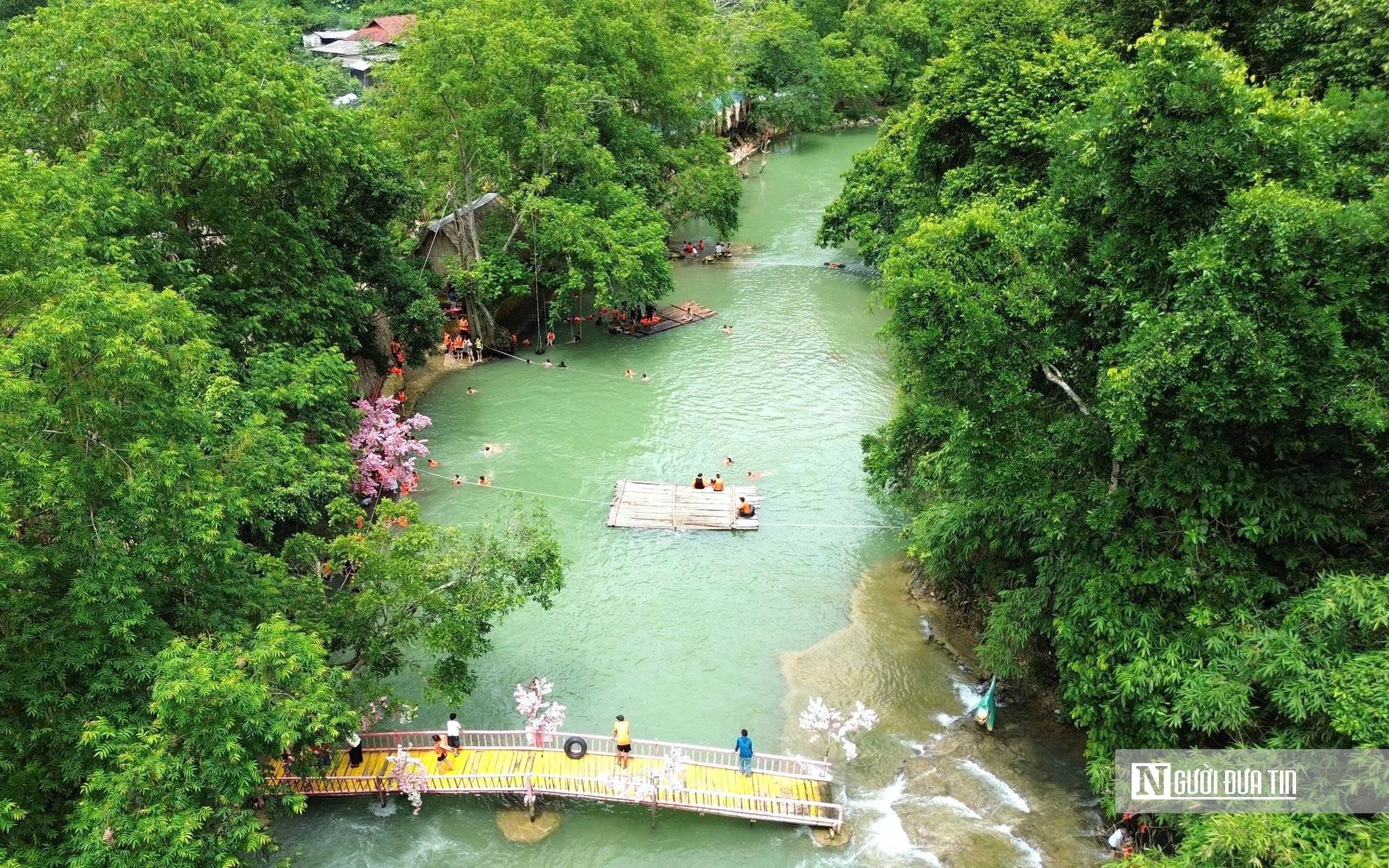 Vụ nước sông chuyển màu đen, hôi tanh 5km: Chính quyền đề nghị công an vào cuộc- Ảnh 2.