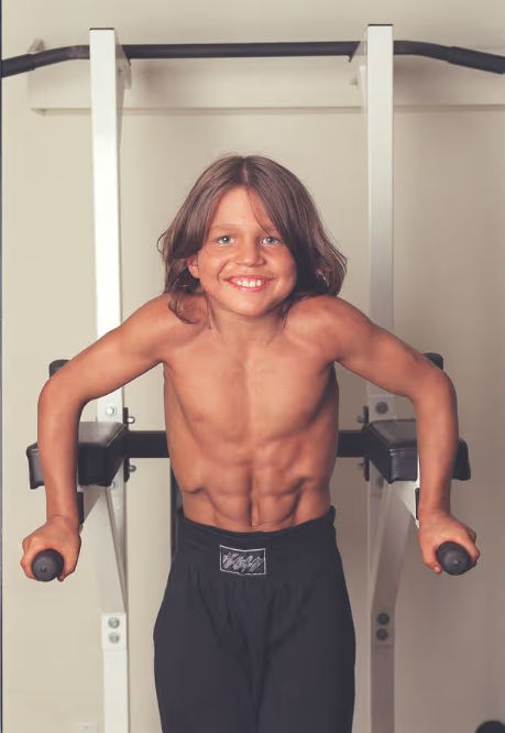 "Cậu bé Hercules": Đứa trẻ có thân hình phi thường khiến cả thế giới kinh ngạc - Ảnh 1.