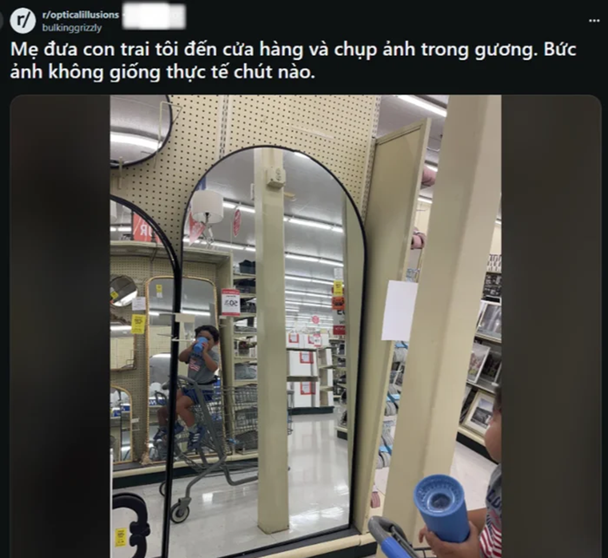 Chụp cháu trai khi đi siêu thị, bà ngoại phát hiện điều