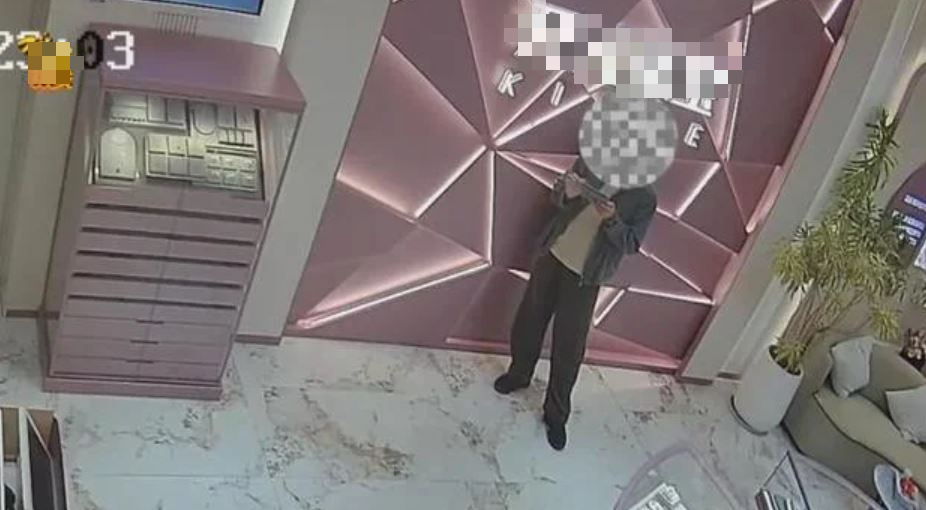 Người đàn ông 30 tuổi vào cửa hàng