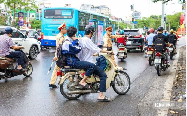 Giá vàng hôm nay (3/8): Khó kiểm soát, đảo chiều liên tục- Ảnh 1.