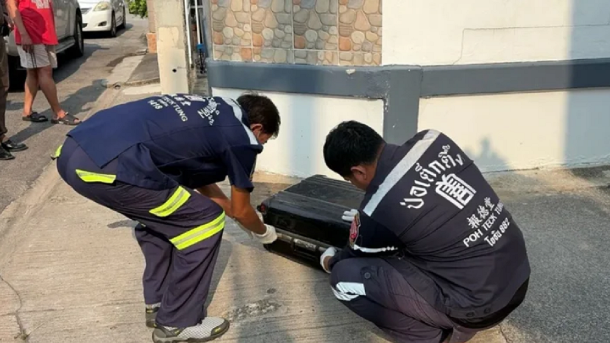 Thấy chiếc vali giữa đường, người dân mở ra thấy cảnh tượng