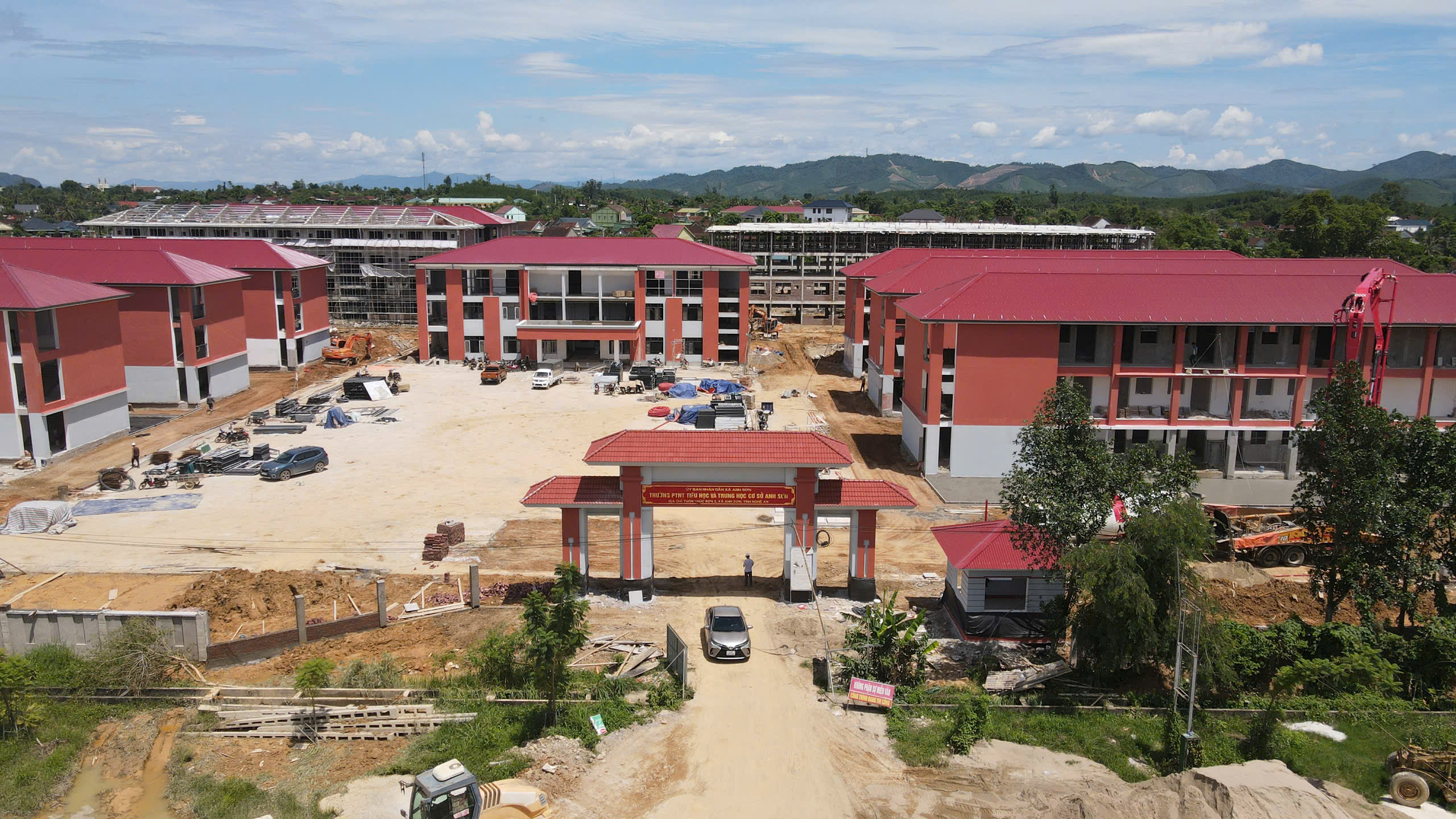 Công nhân miệt mài bám trụ công trường xuyên lễ vì ngày khai giảng của trẻ vùng cao- Ảnh 16.