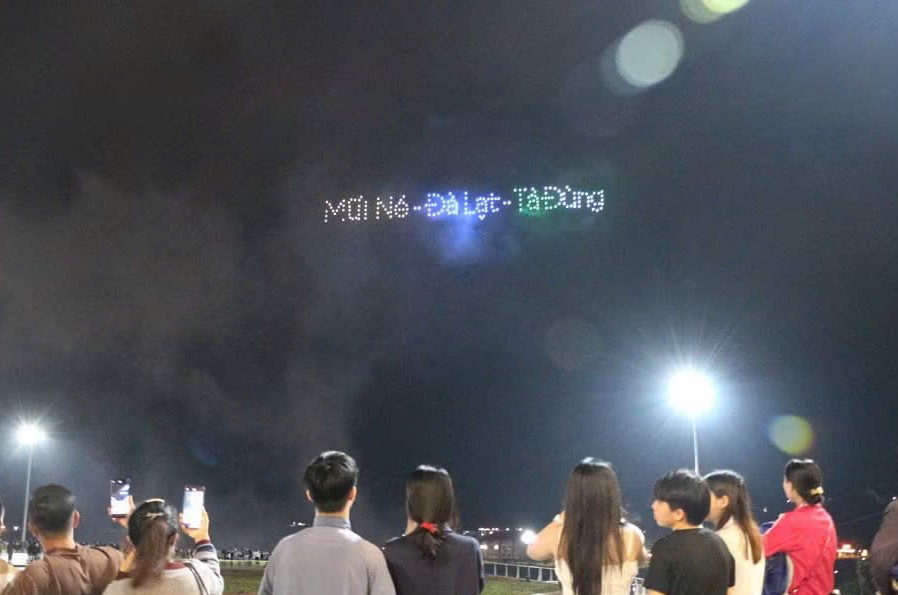 Lâm Đồng khép lại mùa du lịch hè bằng màn trình diễn 300 drone- Ảnh 2.