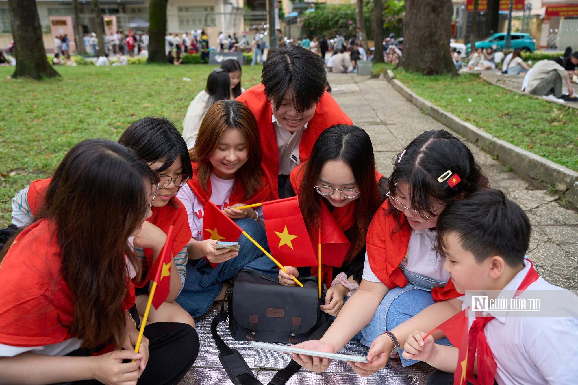 Người trẻ ở thành phố mang tên Bác xuống phố sớm check-in 2/9- Ảnh 4.