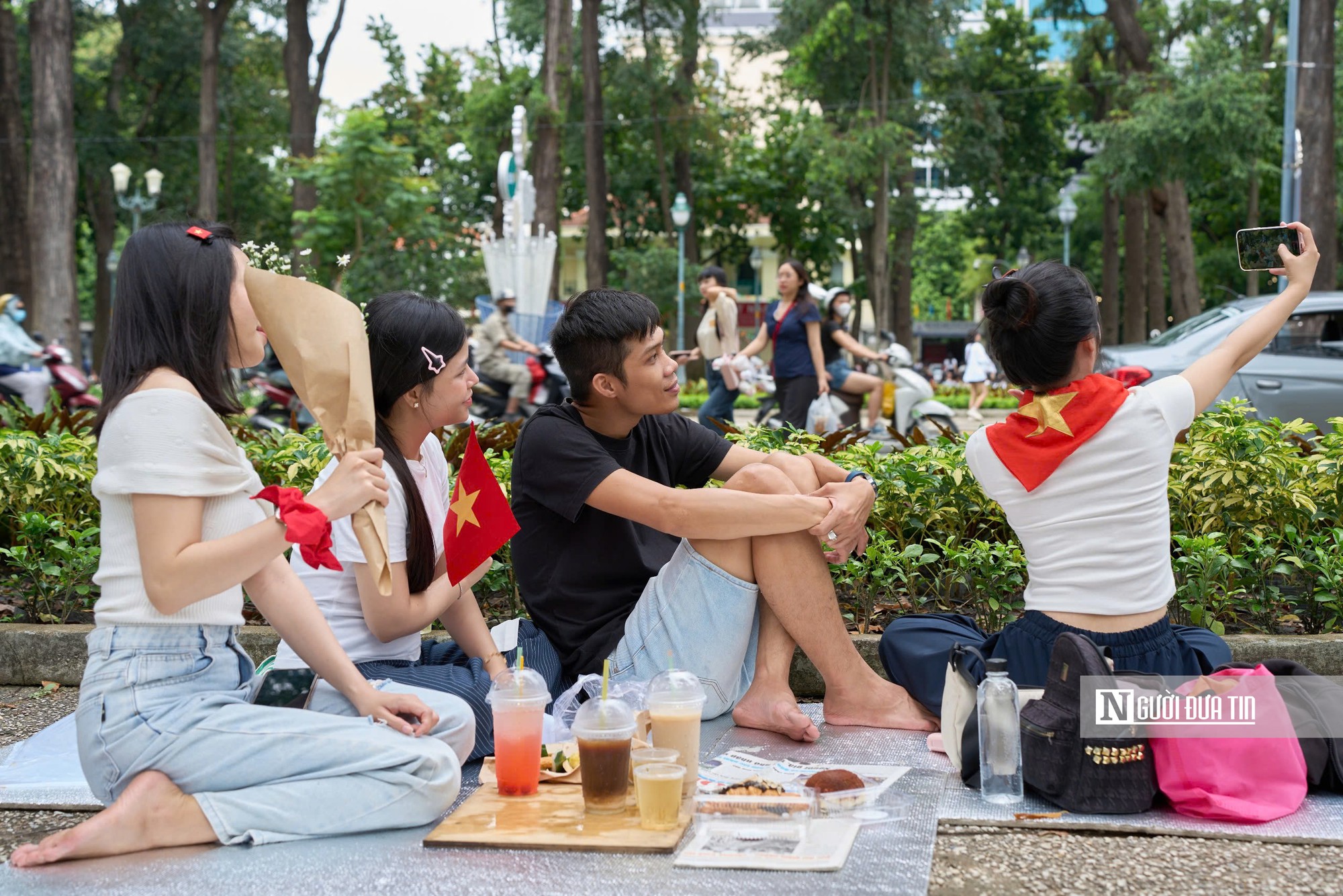Người trẻ ở thành phố mang tên Bác xuống phố sớm check-in 2/9- Ảnh 5.