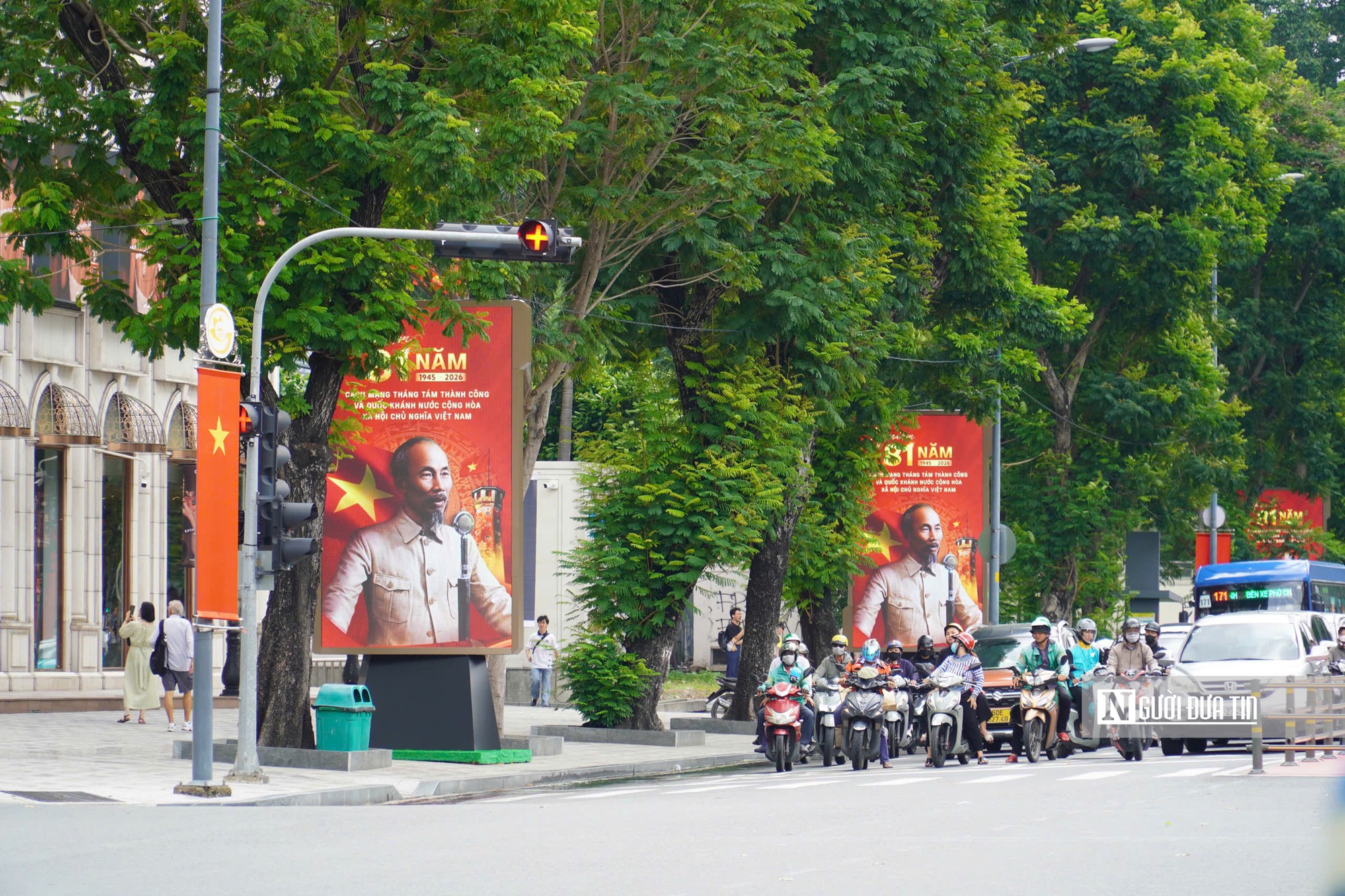 Người trẻ ở thành phố mang tên Bác xuống phố sớm check-in 2/9- Ảnh 11.