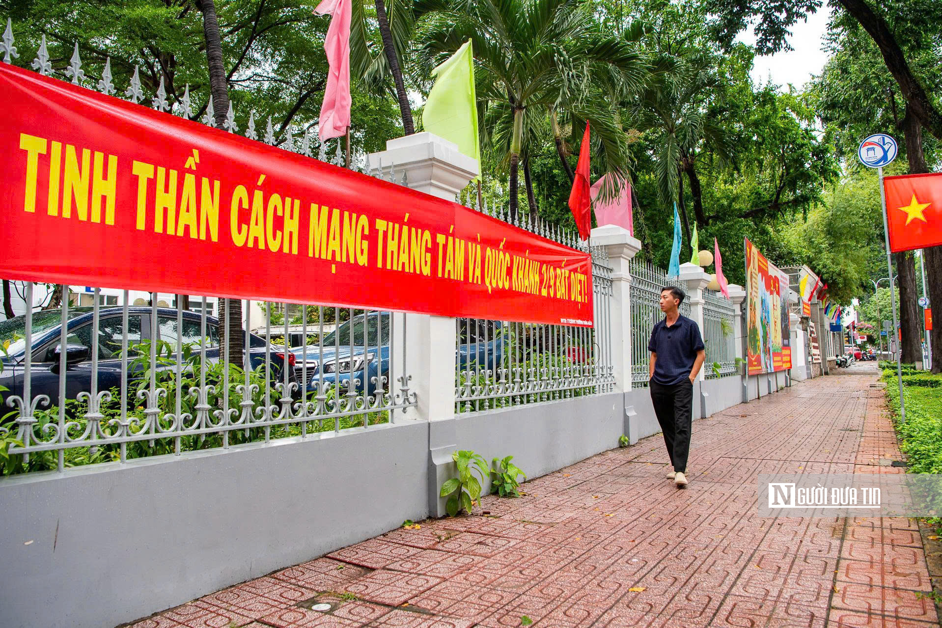Người trẻ ở thành phố mang tên Bác xuống phố sớm check-in 2/9- Ảnh 14.