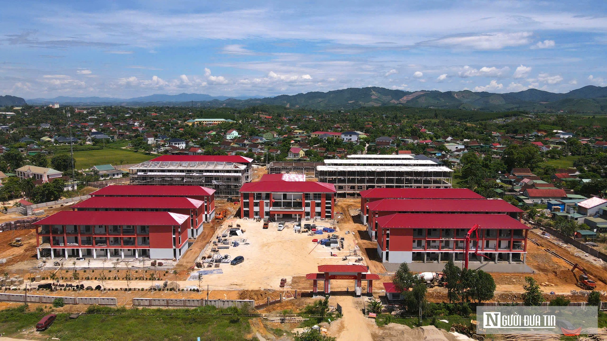 Công nhân miệt mài bám trụ công trường xuyên lễ vì ngày khai giảng của trẻ vùng cao- Ảnh 1.