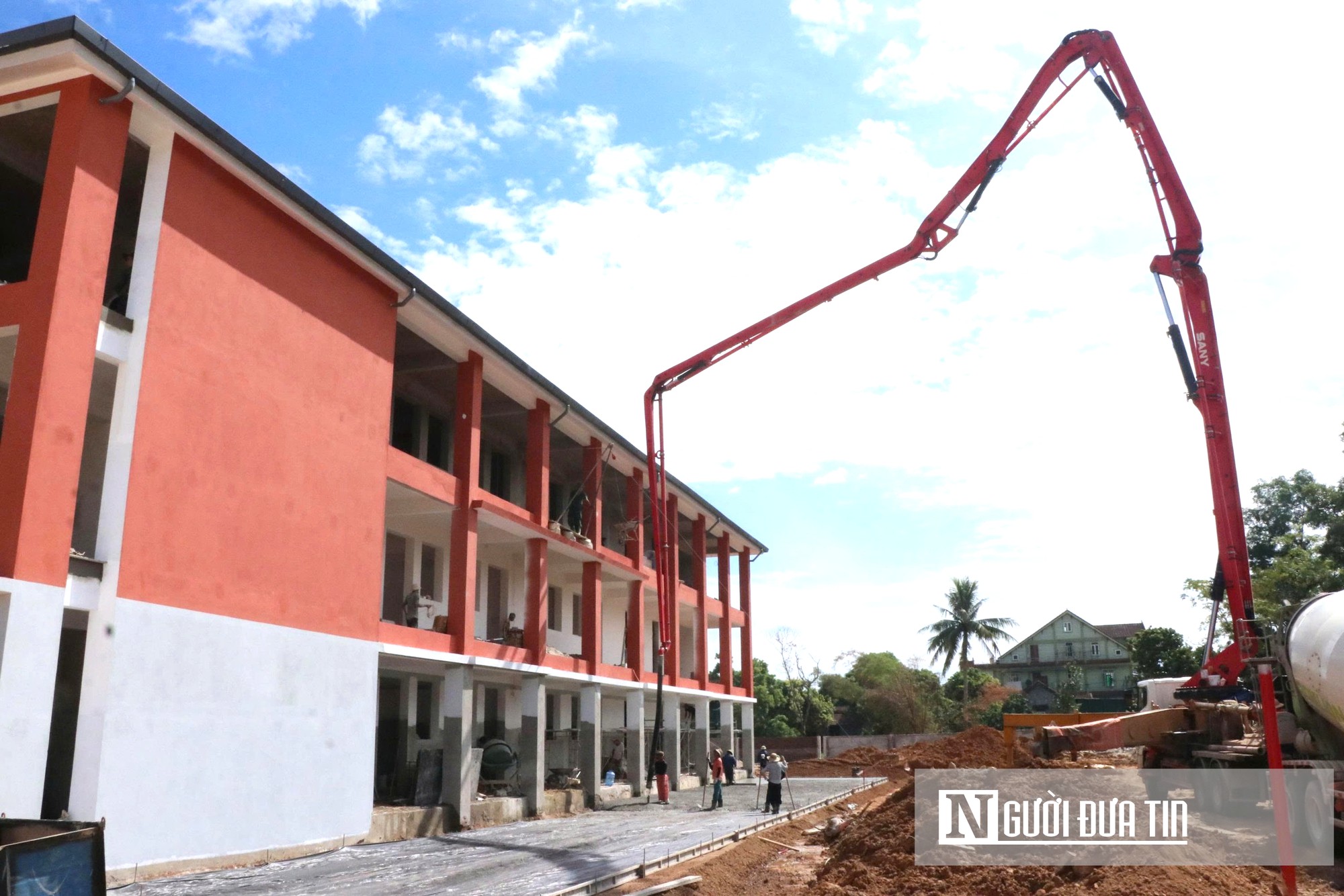 Công nhân miệt mài bám trụ công trường xuyên lễ vì ngày khai giảng của trẻ vùng cao- Ảnh 4.