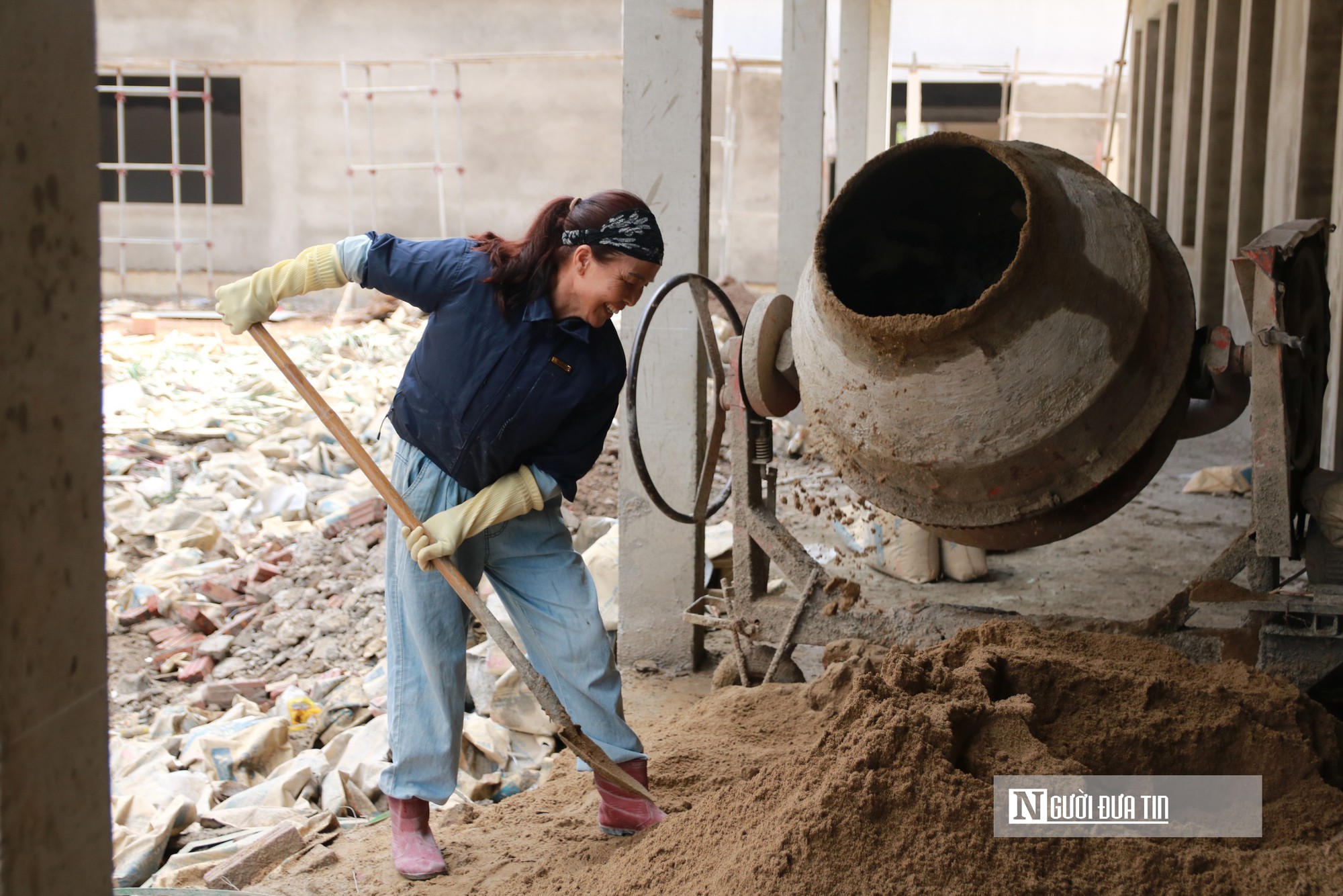 Công nhân miệt mài bám trụ công trường xuyên lễ vì ngày khai giảng của trẻ vùng cao- Ảnh 5.