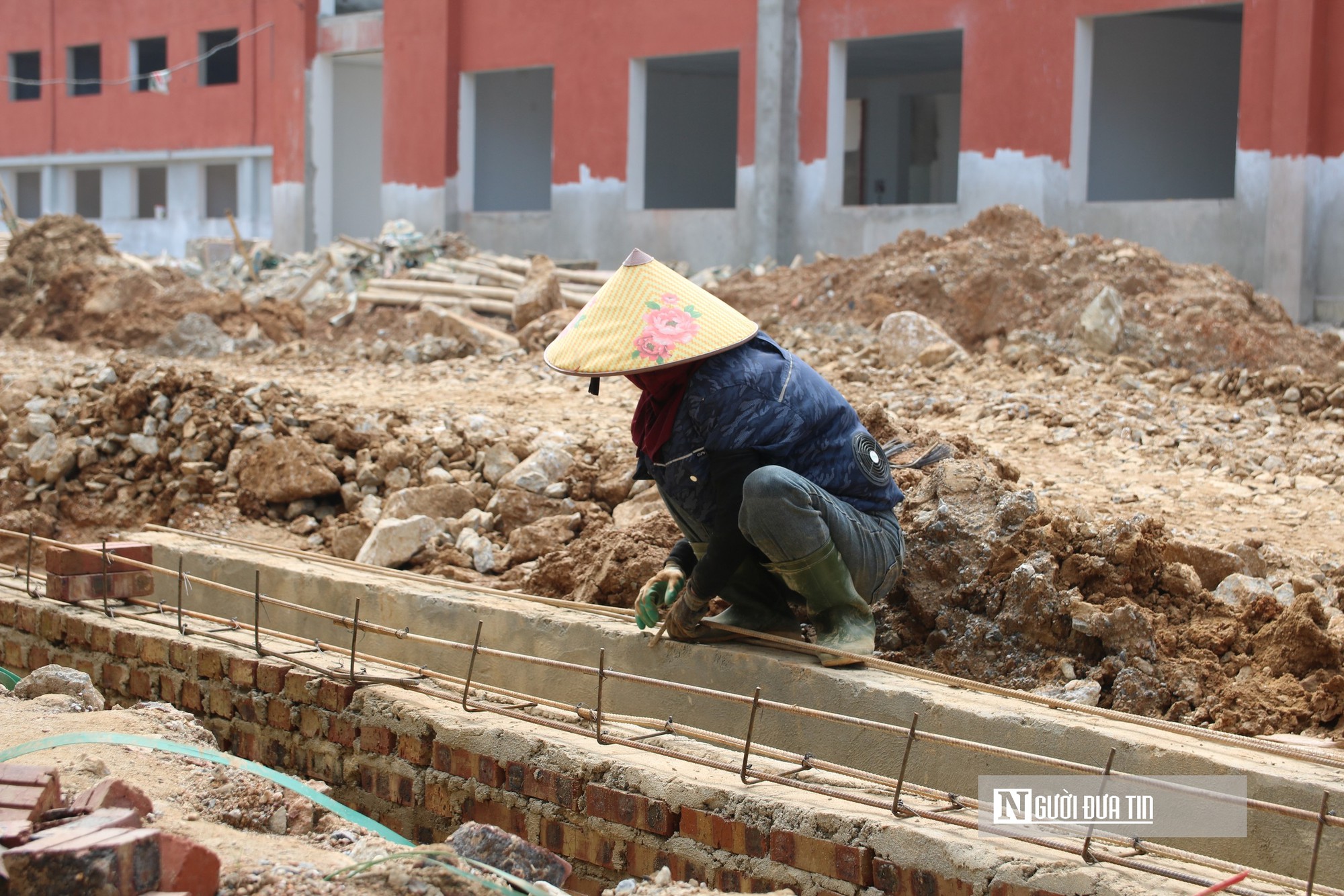 Công nhân miệt mài bám trụ công trường xuyên lễ vì ngày khai giảng của trẻ vùng cao- Ảnh 7.