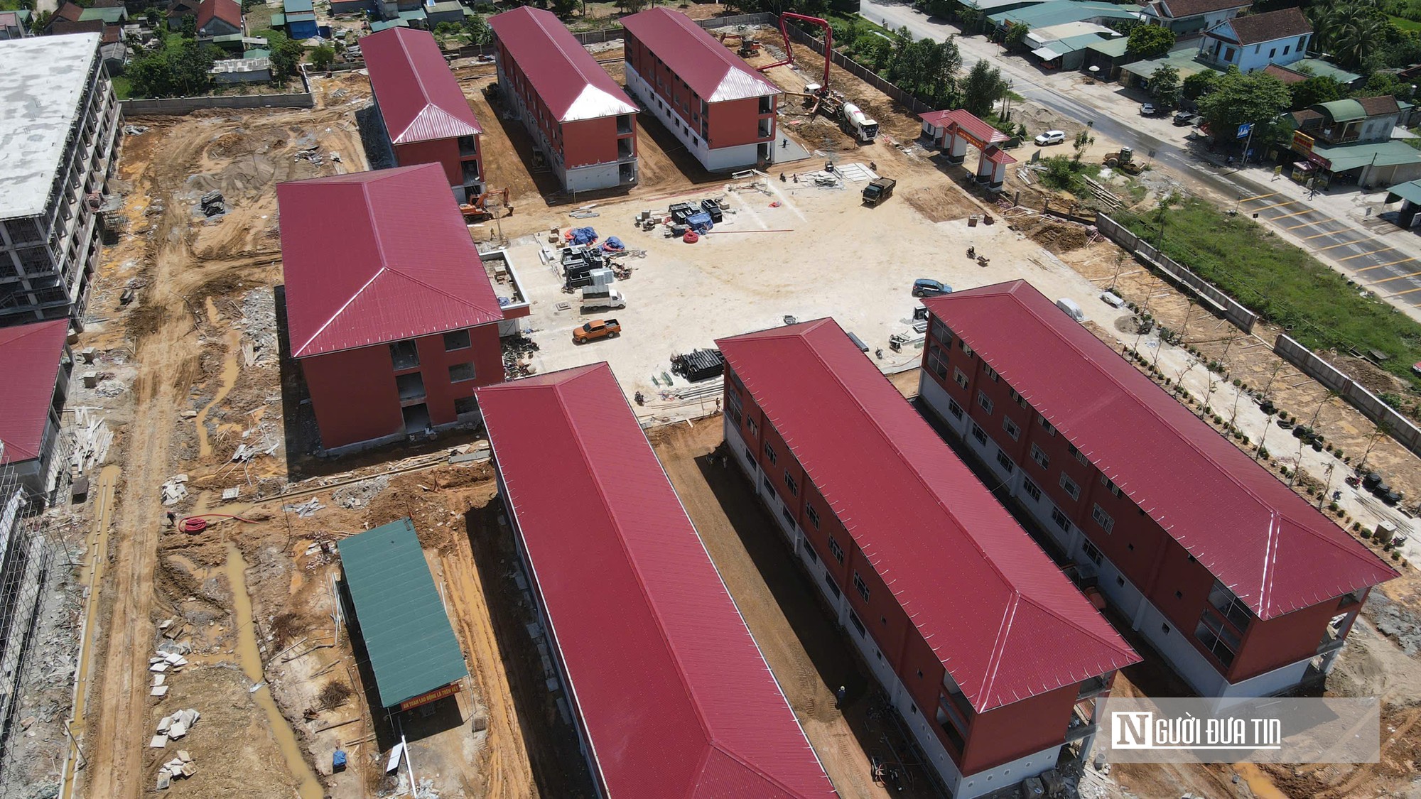 Công nhân miệt mài bám trụ công trường xuyên lễ vì ngày khai giảng của trẻ vùng cao- Ảnh 14.