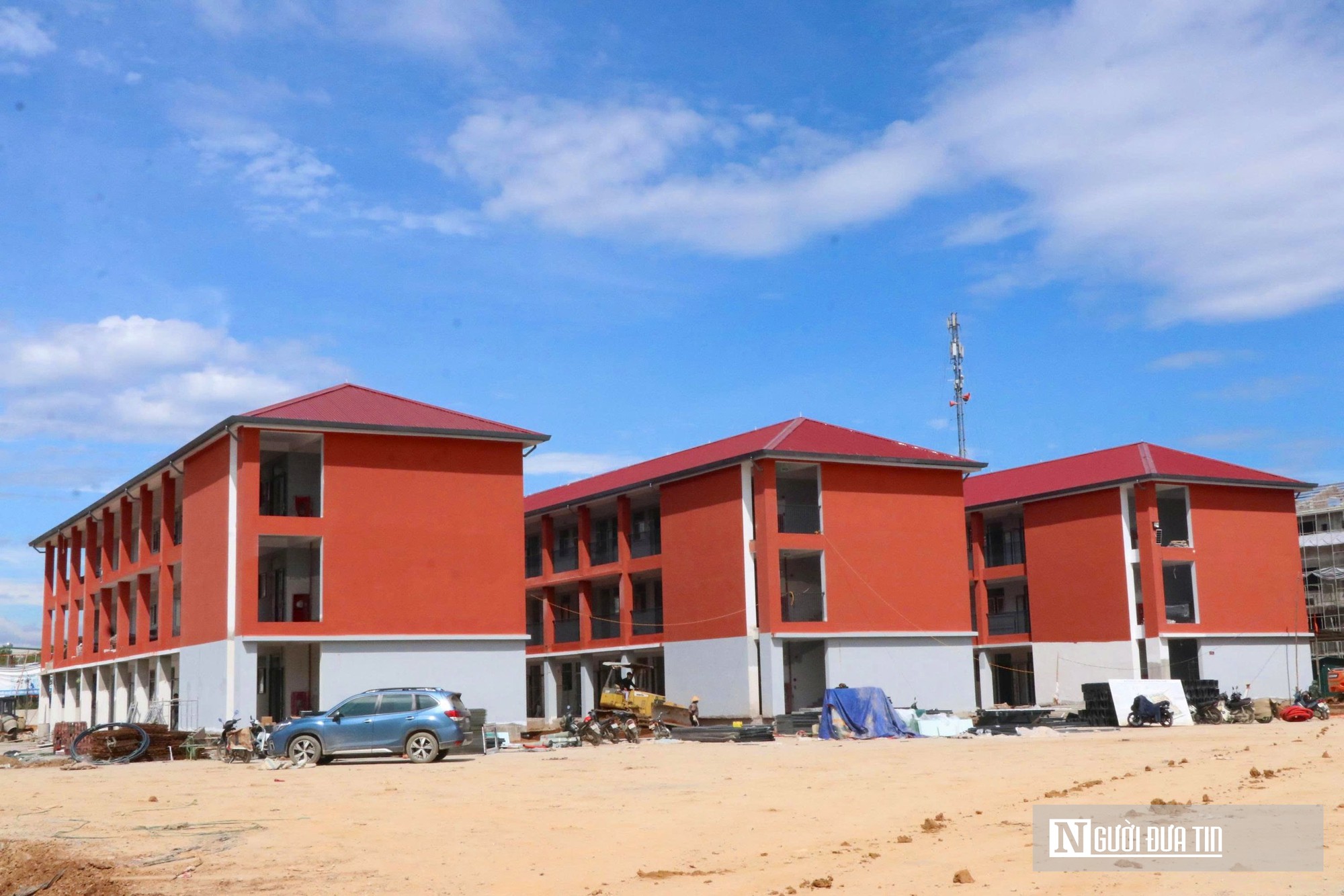 Công nhân miệt mài bám trụ công trường xuyên lễ vì ngày khai giảng của trẻ vùng cao- Ảnh 2.