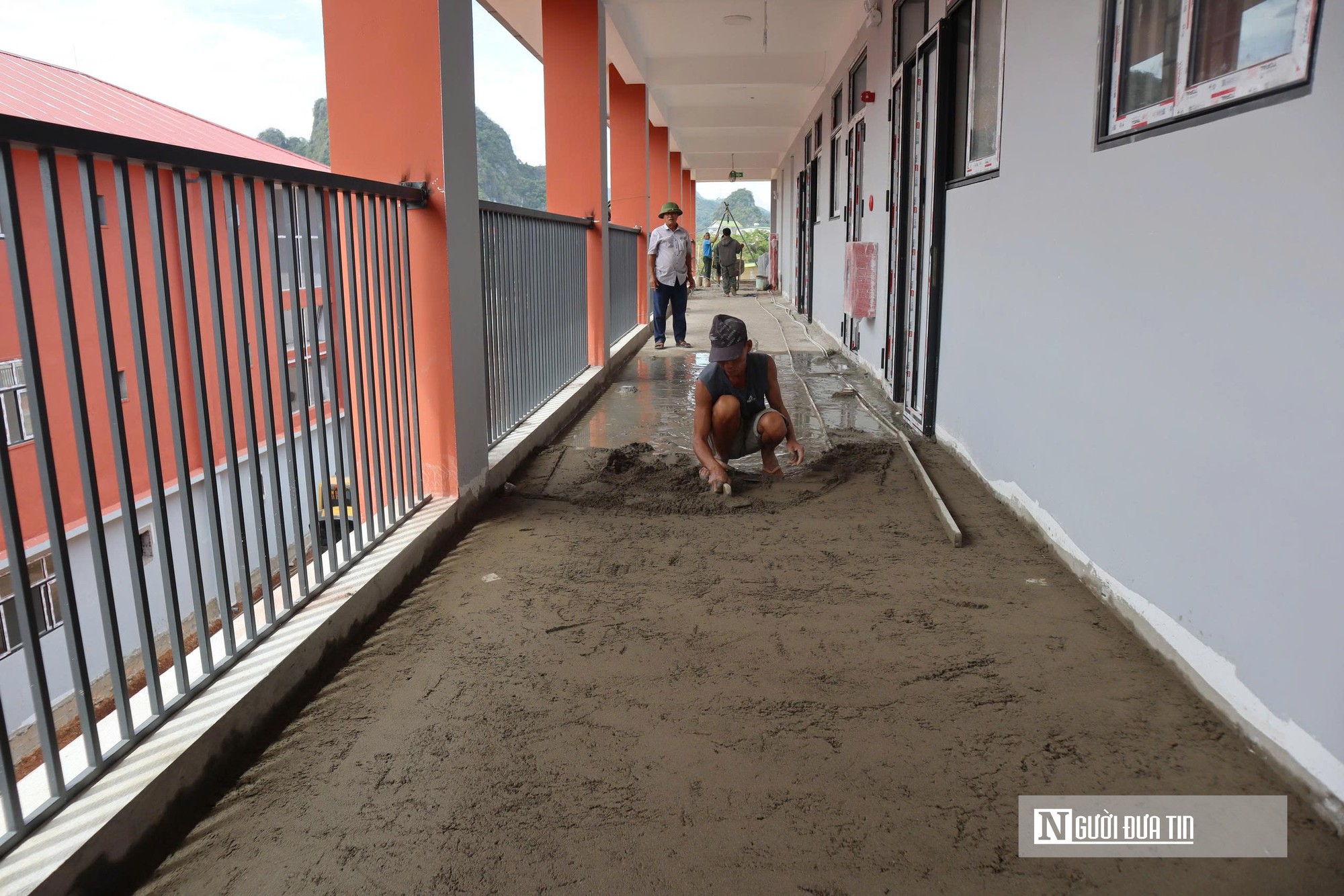 Công nhân miệt mài bám trụ công trường xuyên lễ vì ngày khai giảng của trẻ vùng cao- Ảnh 9.