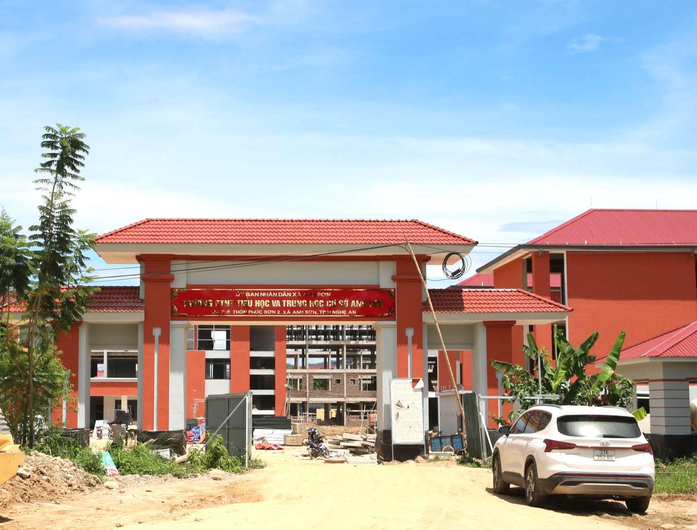 Công nhân miệt mài bám trụ công trường xuyên lễ vì ngày khai giảng của trẻ vùng cao- Ảnh 13.