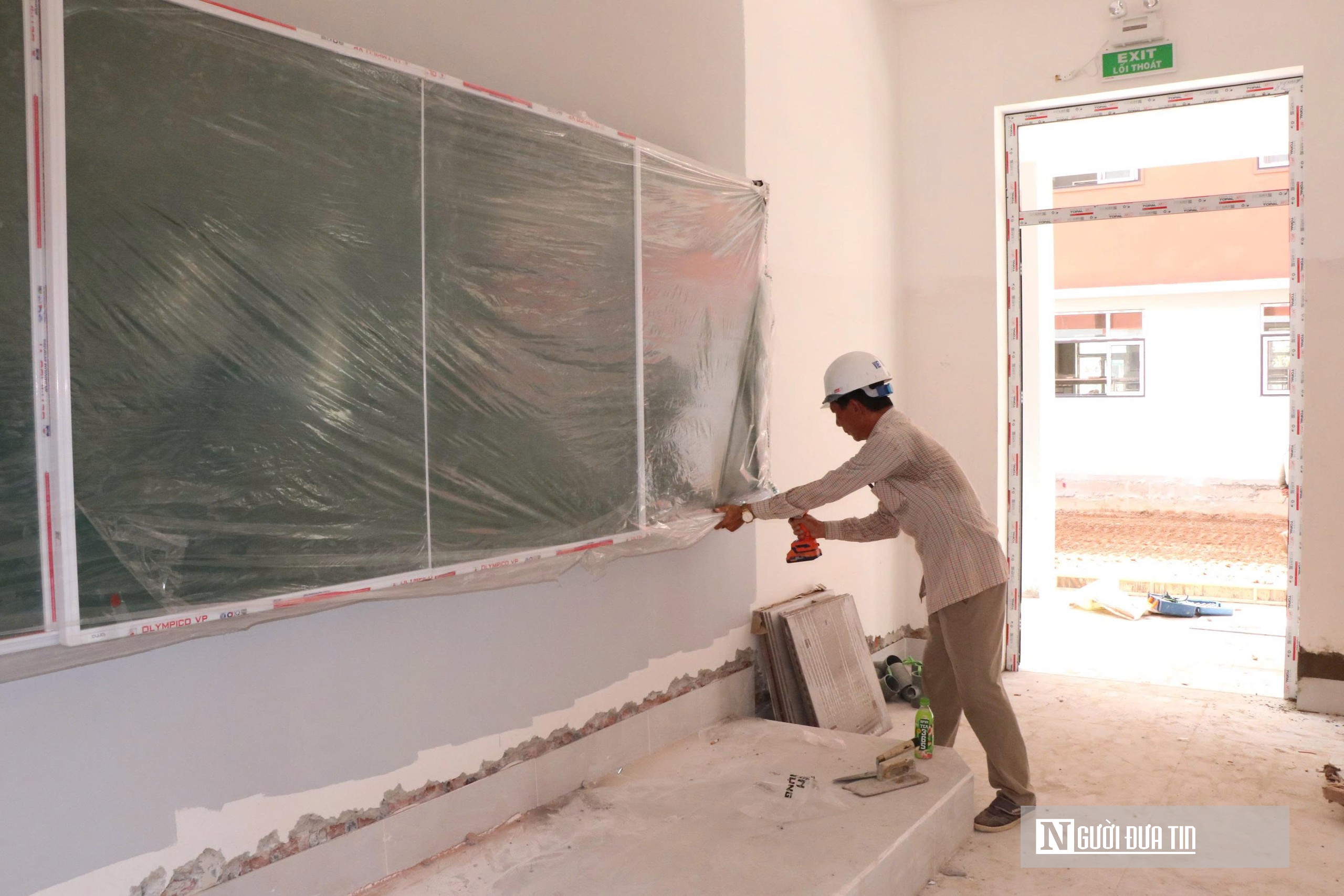 Công nhân miệt mài bám trụ công trường xuyên lễ vì ngày khai giảng của trẻ vùng cao- Ảnh 12.