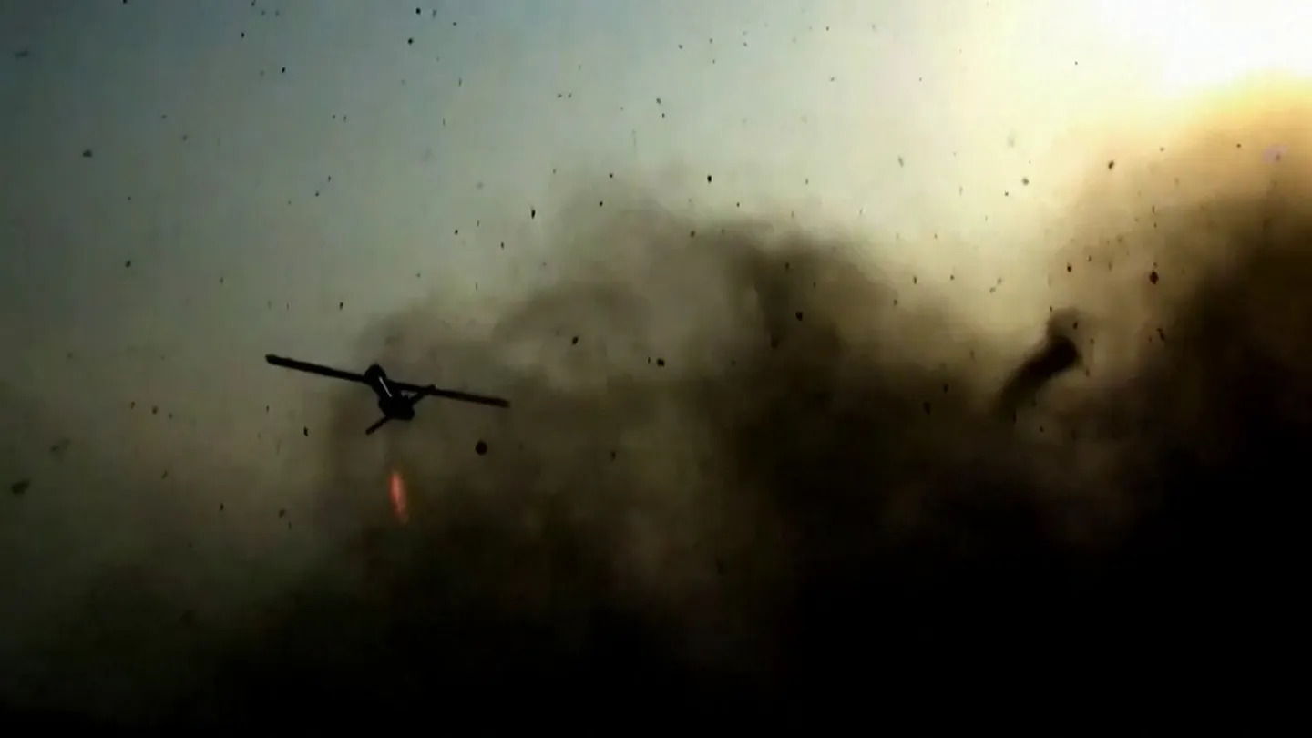 Iran tuyên bố tập kích căn cứ Mỹ ở UAE, bắn hạ UAV Mỹ- Ảnh 1.